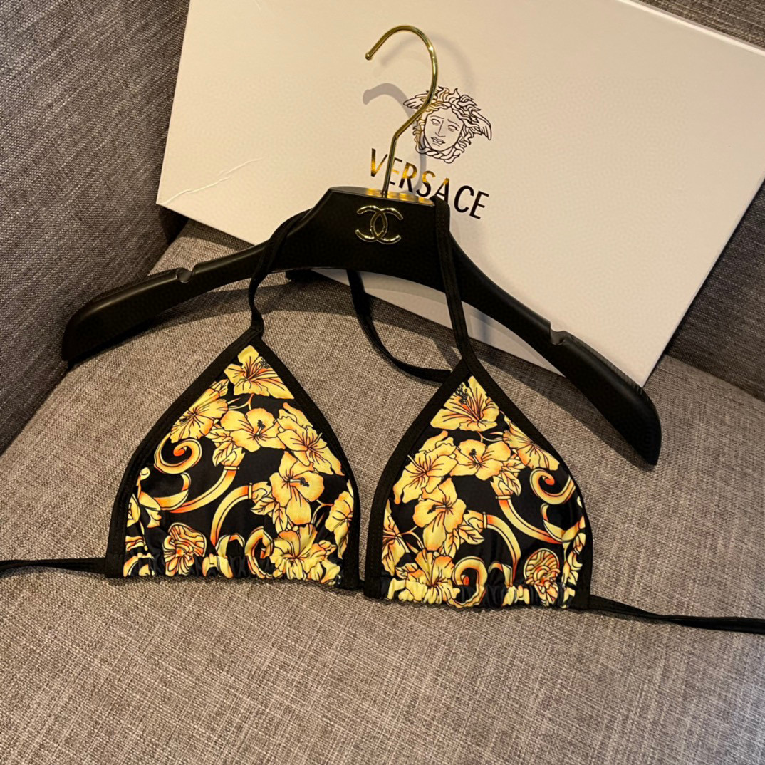  范思哲
专柜新款分体泳衣😍🥰适合多种场景的游泳衣🏊‍♀️海边 游泳池 温泉 水上乐园 漂流都可以😌内搭