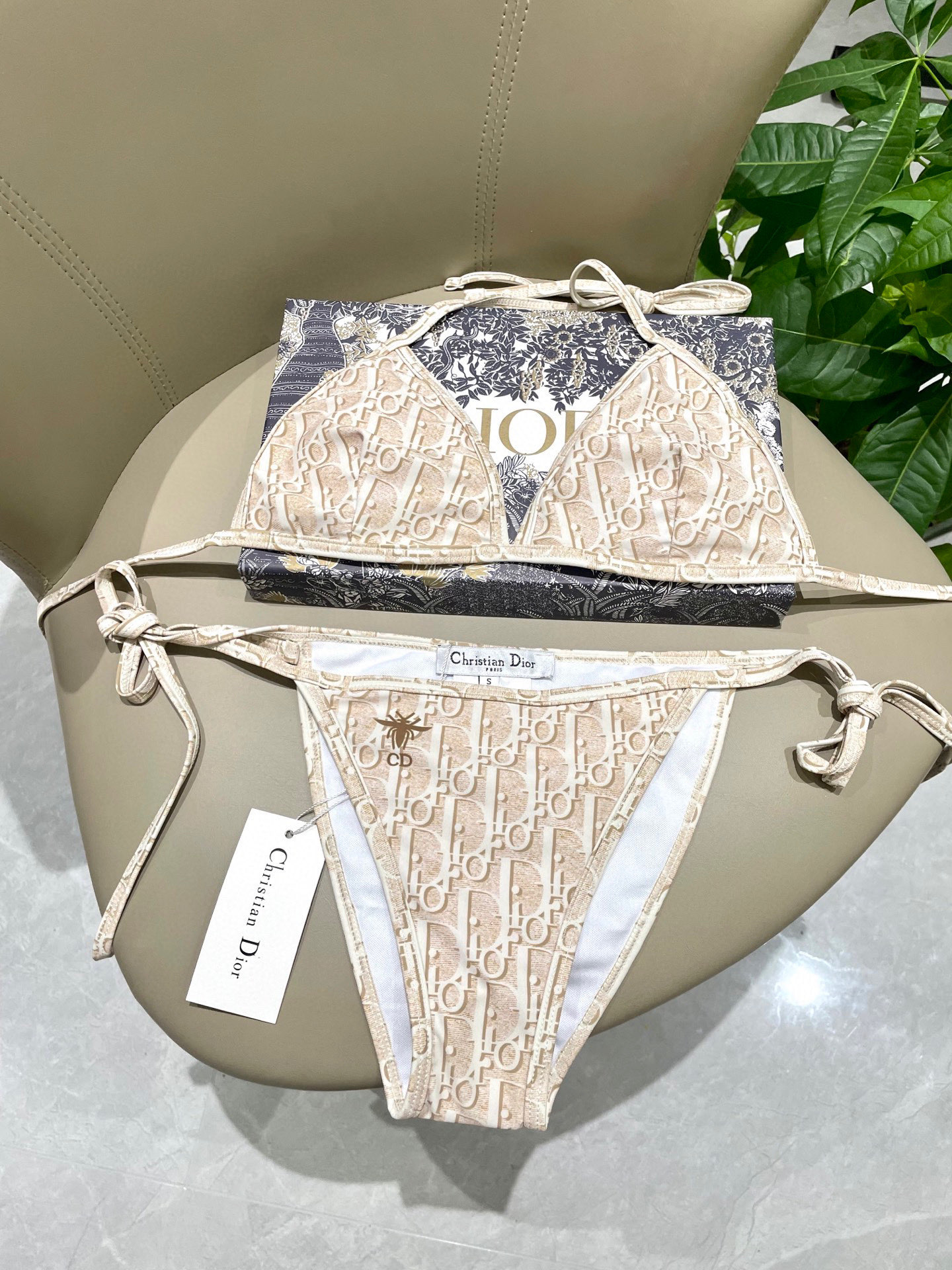  迪奥新款分体泳衣  三件套 比基尼➕裤裙 时尚潮流款 😍🥰适合多种场景的游泳衣🏊‍♀️海边 游泳池 温