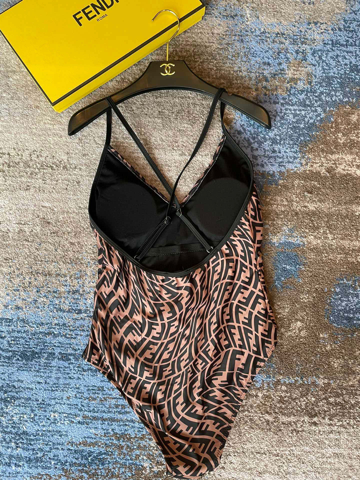  Fendi 芬迪连体泳衣  😍🥰适合多种场景的游泳衣🏊‍♀️海边 游泳池 温泉 水上乐园 漂流都可以😌