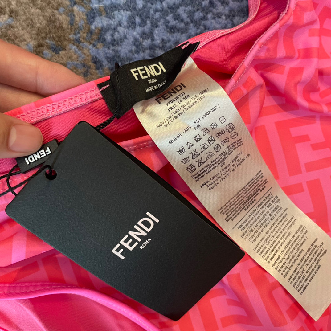  Fendi 芬迪连体泳衣  😍🥰适合多种场景的游泳衣🏊‍♀️海边 游泳池 温泉 水上乐园 漂流都可以😌