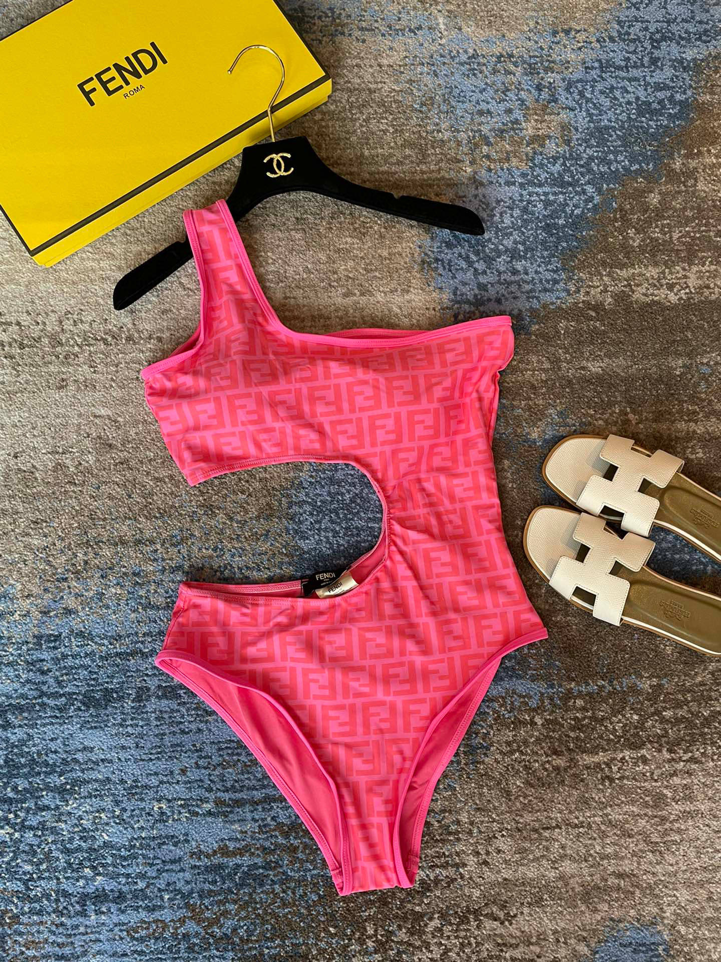  Fendi 芬迪连体泳衣  😍🥰适合多种场景的游泳衣🏊‍♀️海边 游泳池 温泉 水上乐园 漂流都可以😌