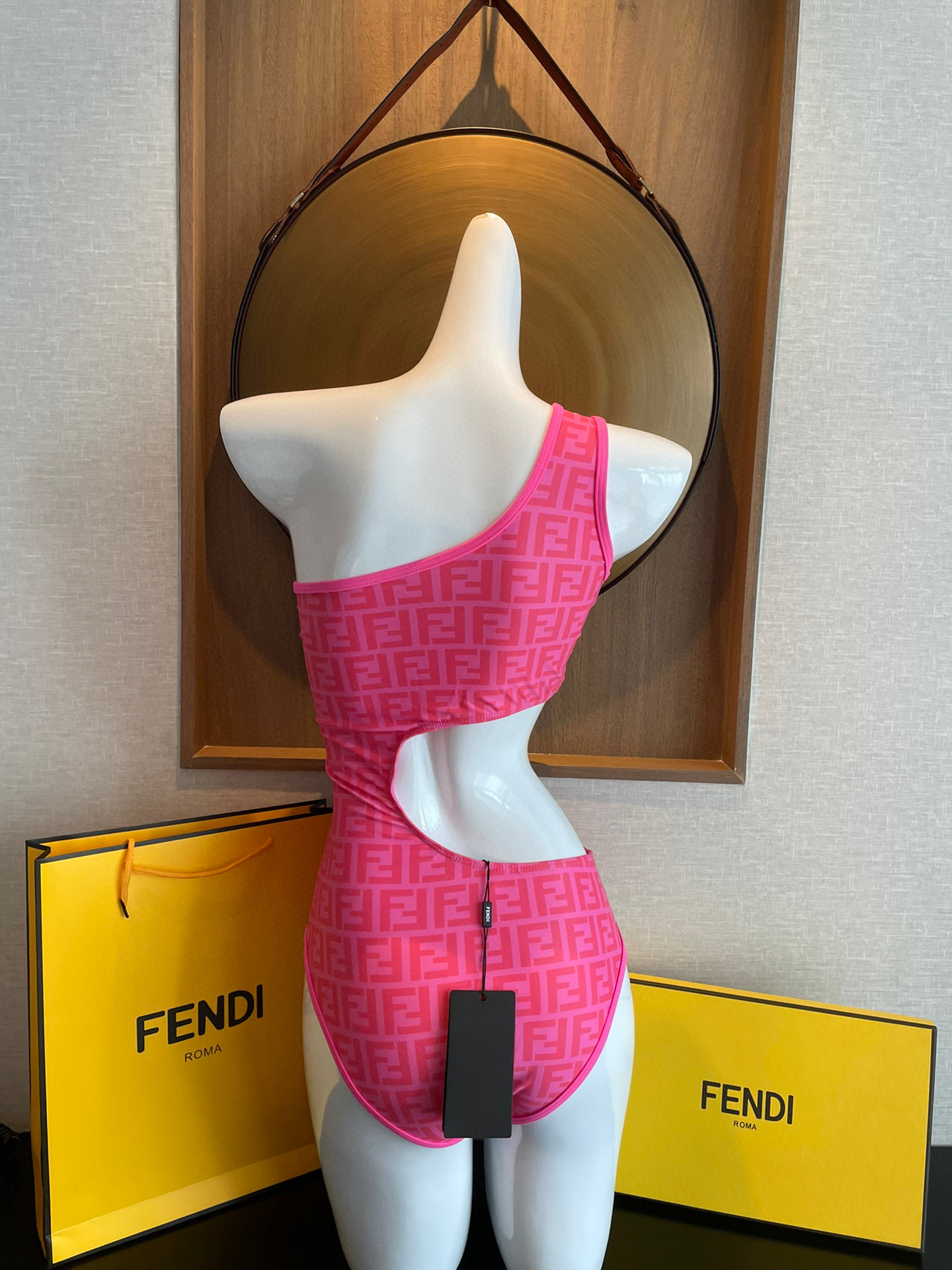  Fendi 芬迪连体泳衣  😍🥰适合多种场景的游泳衣🏊‍♀️海边 游泳池 温泉 水上乐园 漂流都可以😌