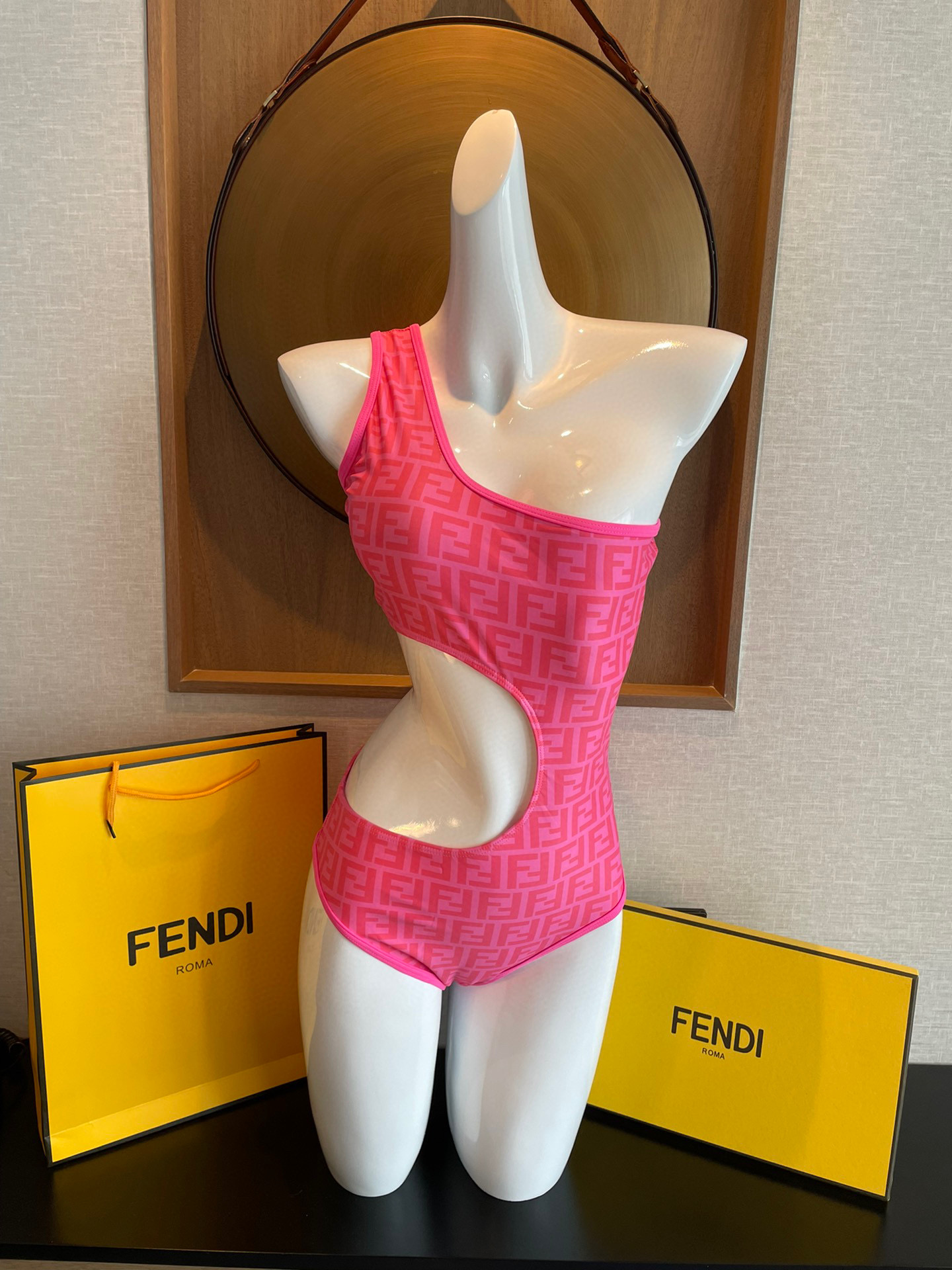  Fendi 芬迪连体泳衣  😍🥰适合多种场景的游泳衣🏊‍♀️海边 游泳池 温泉 水上乐园 漂流都可以😌