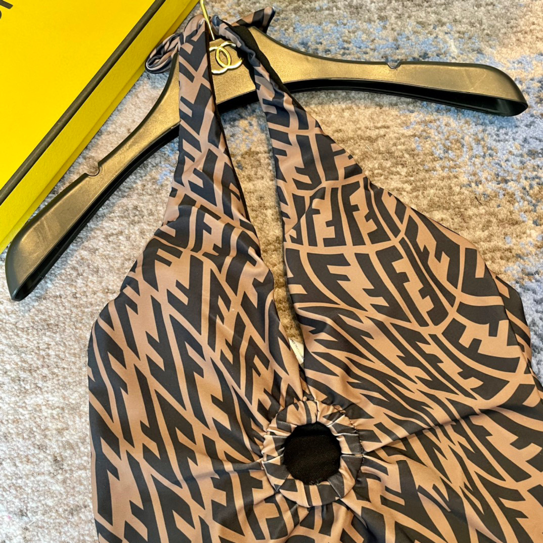  Fendi 芬迪连体泳衣  😍🥰适合多种场景的游泳衣🏊‍♀️海边 游泳池 温泉 水上乐园 漂流都可以😌