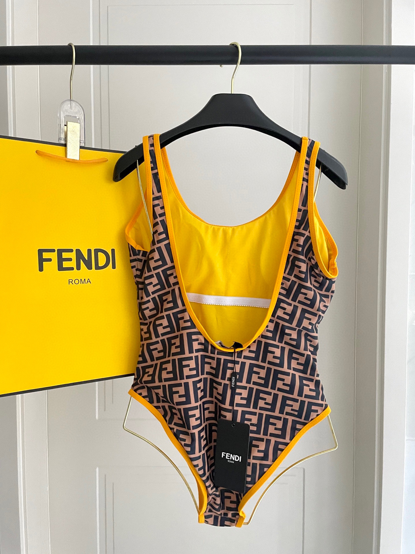  Fendi 芬迪连体泳衣  😍🥰适合多种场景的游泳衣🏊‍♀️海边 游泳池 温泉 水上乐园 漂流都可以😌