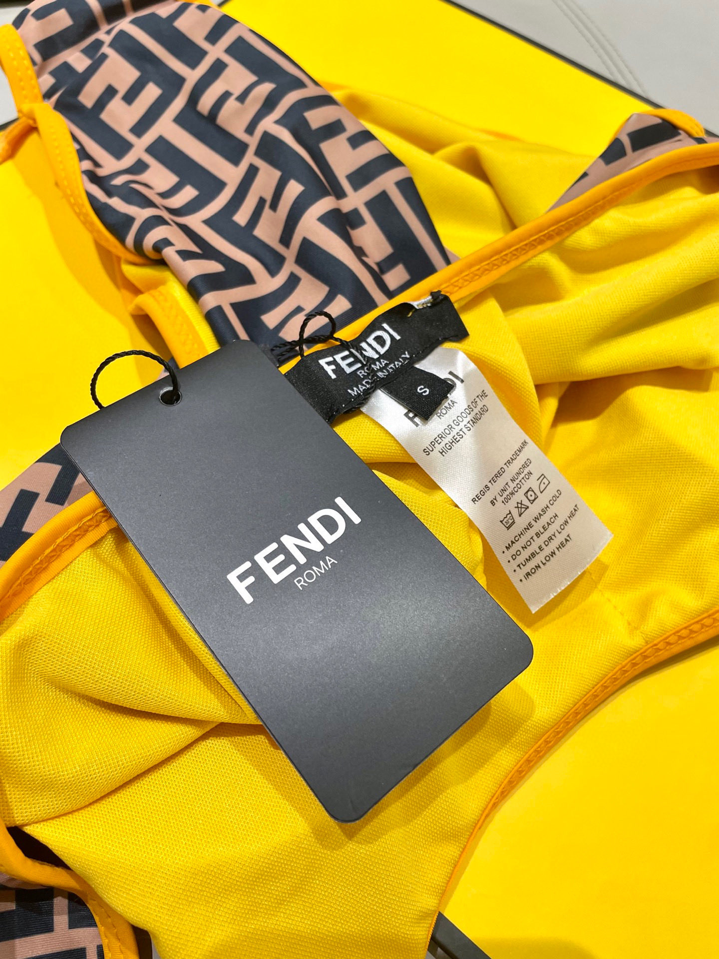 Fendi 芬迪连体泳衣  😍🥰适合多种场景的游泳衣🏊‍♀️海边 游泳池 温泉 水上乐园 漂流都可以😌