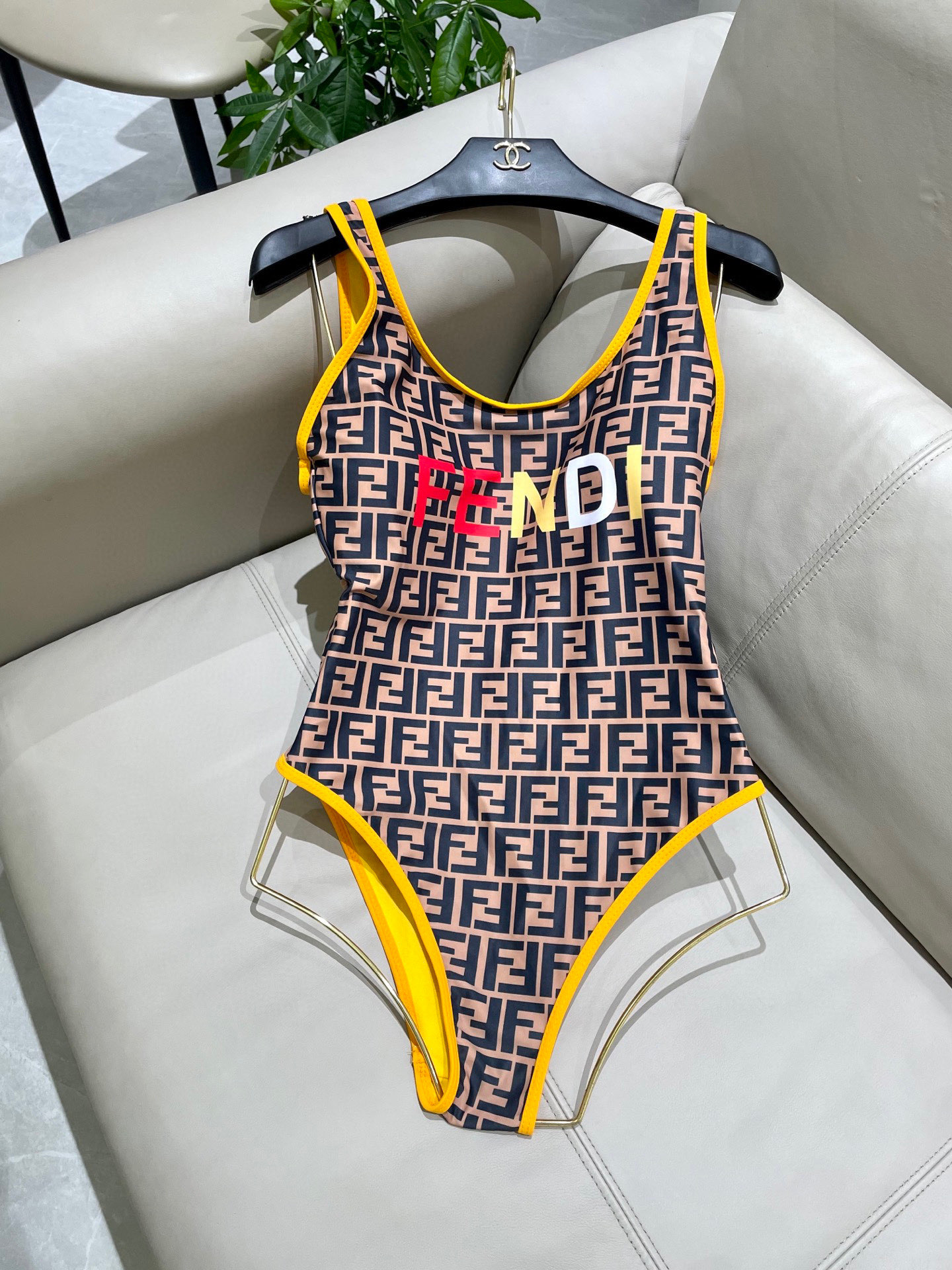  Fendi 芬迪连体泳衣  😍🥰适合多种场景的游泳衣🏊‍♀️海边 游泳池 温泉 水上乐园 漂流都可以😌
