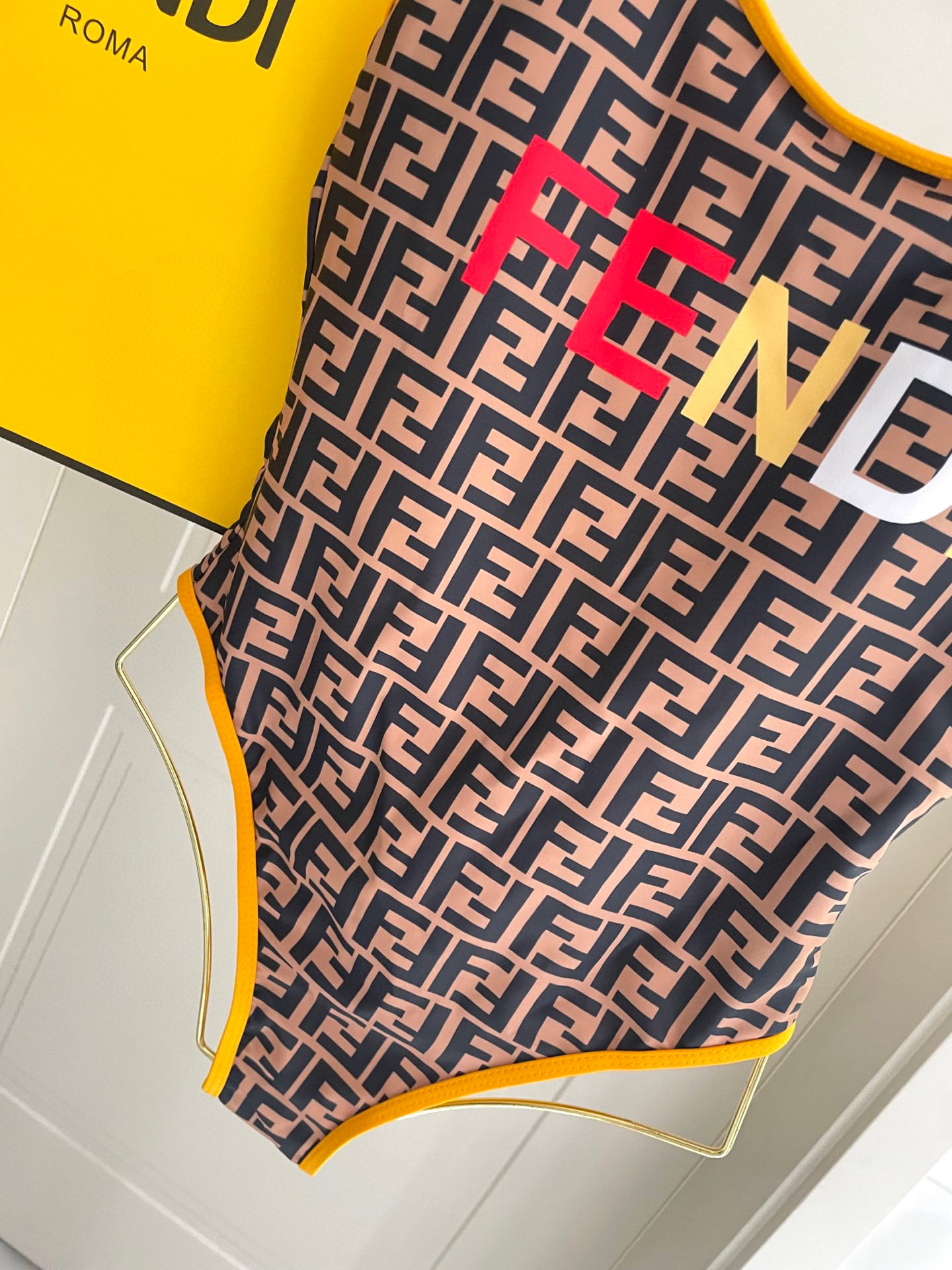  Fendi 芬迪连体泳衣  😍🥰适合多种场景的游泳衣🏊‍♀️海边 游泳池 温泉 水上乐园 漂流都可以😌