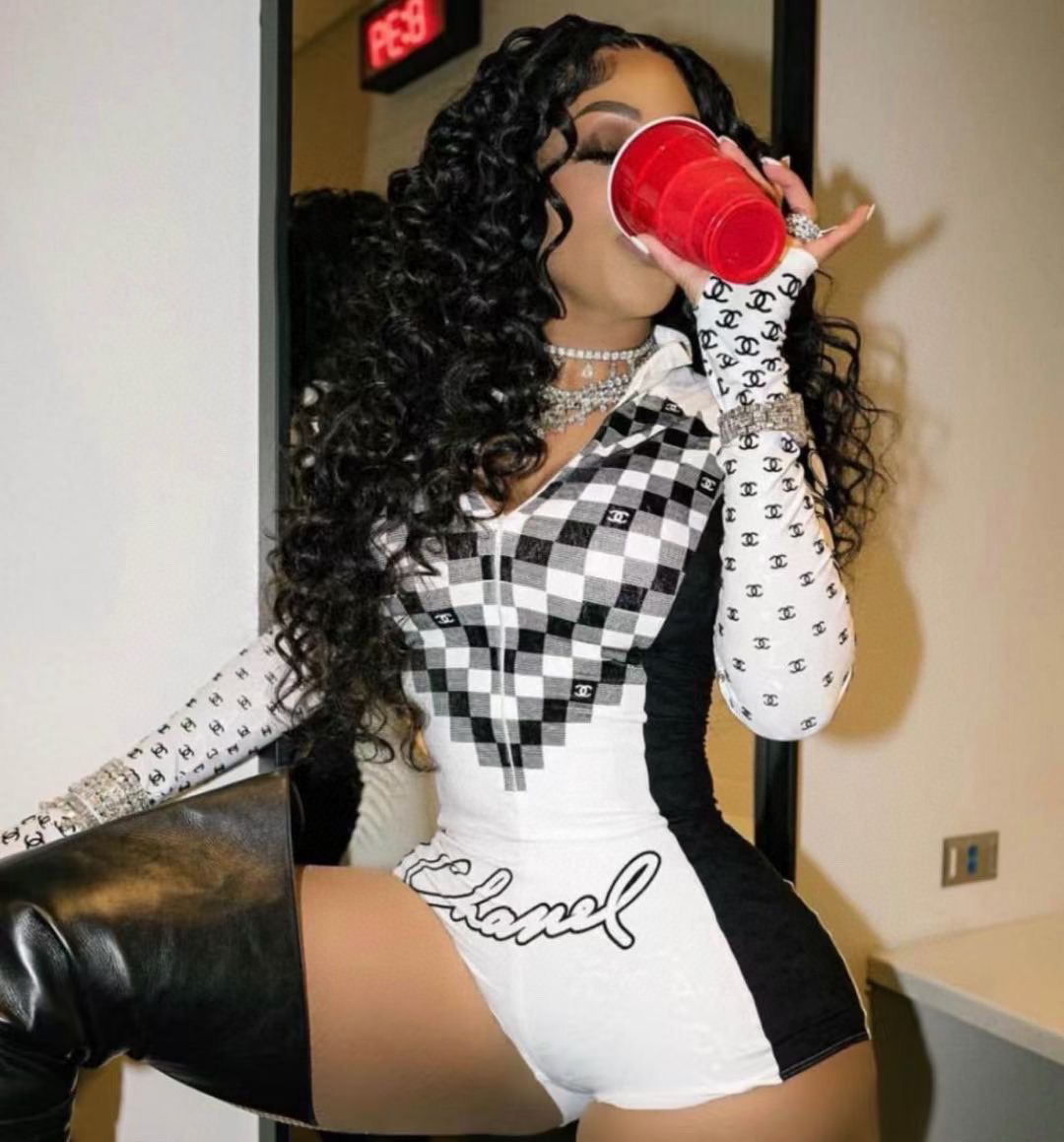 NO:377052,80 Chanel new one-piece swimsuit boxer suit suitable for a variety of scenes♀Seaside, swimming pool, hot spring, water park, rafting can be worn inside, one-piece design covers the flesh and looks tall, and the abdomen is a little fleshy, and it doesn't affect our beauty. The back design reveals the beautiful back, and the fabric is breathable and comfortable. The quick-drying elastic swimsuit is more easy to clean. S M L Xl swimsuits, swimsuits, bikinis1986090980 Chanel 新款连体泳衣 平角裤 适合多种场景的游泳衣♀海边 游泳池 温泉 水上乐园 漂流都可以内搭也完全可以 连体设计遮肉显高挑 腹部有点肉肉也不影响咱美美的 背面设计大露美背 面料透气舒适.速干弹性的游泳衣更加帖肤易清洗 码数S M L Xl 泳衣泳裤比基尼,泳衣，泳裤，比基尼,chanel,swimsuits,bikinis,accessory