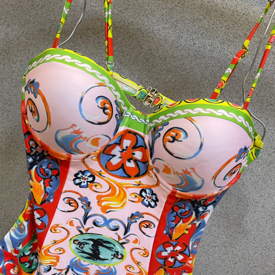  范思哲新款泳衣😍🥰适合多种场景的游泳衣🏊‍♀️海边 游泳池 温泉 水上乐园 漂流都可以😌内搭也完全可以
