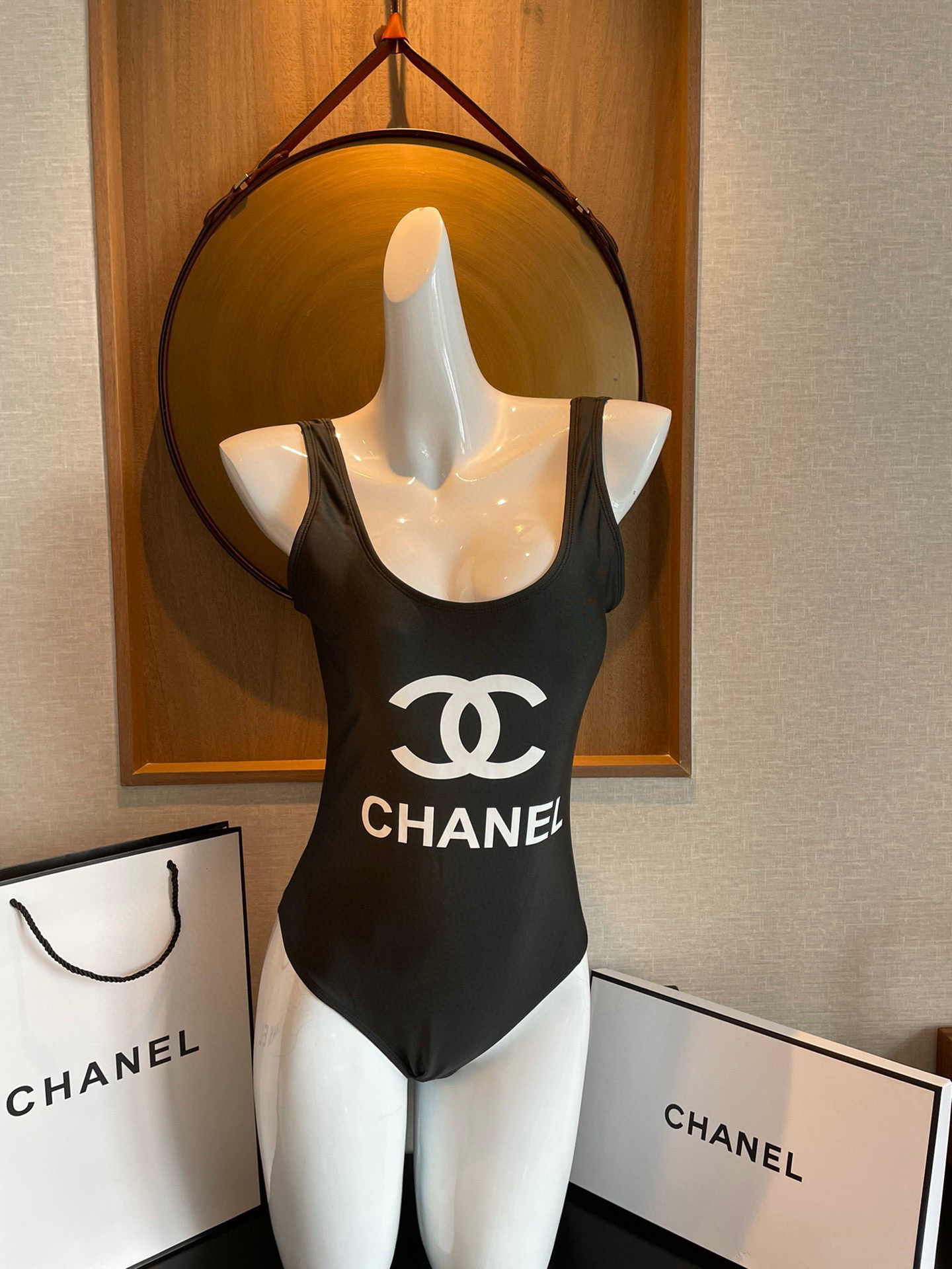  Chanel 香奈儿新款黑色连体泳衣  😍🥰适合多种场景的游泳衣🏊‍♀️海边 游泳池 温泉 水上乐园 