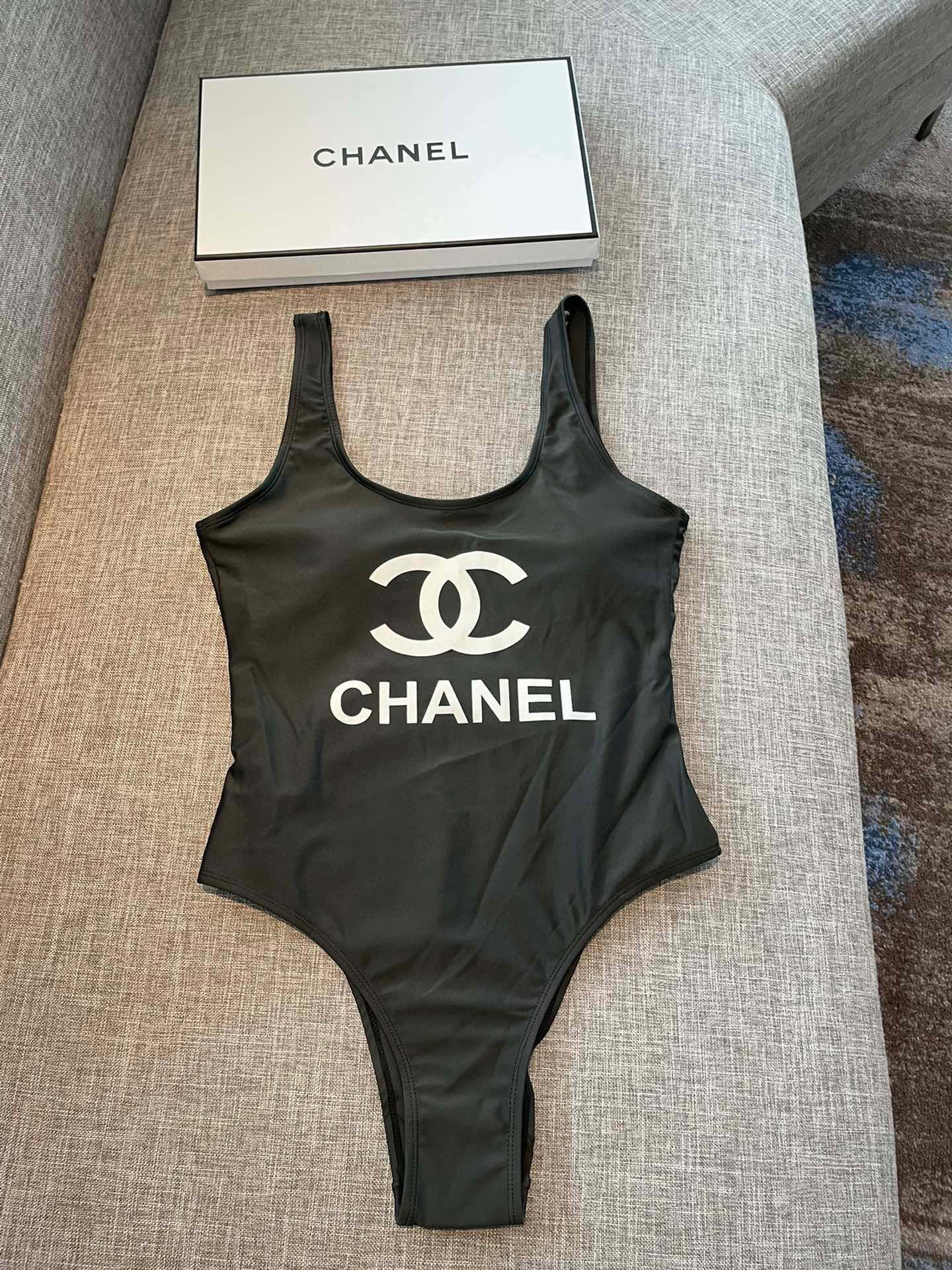  Chanel 香奈儿新款黑色连体泳衣  😍🥰适合多种场景的游泳衣🏊‍♀️海边 游泳池 温泉 水上乐园 