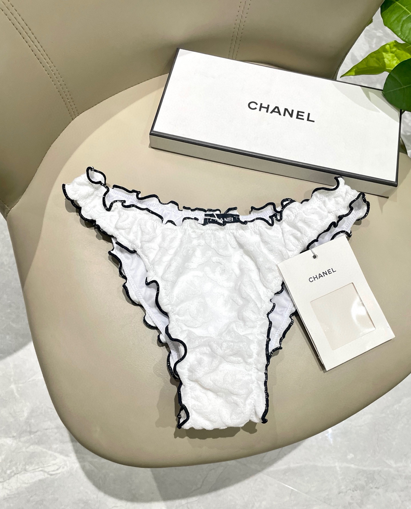  Chanel新款比基尼 暗纹 实物超仙 拍不出来的美 🥰🥰💐💐适合多种场景的游泳衣🏊‍♀️海边 游泳池