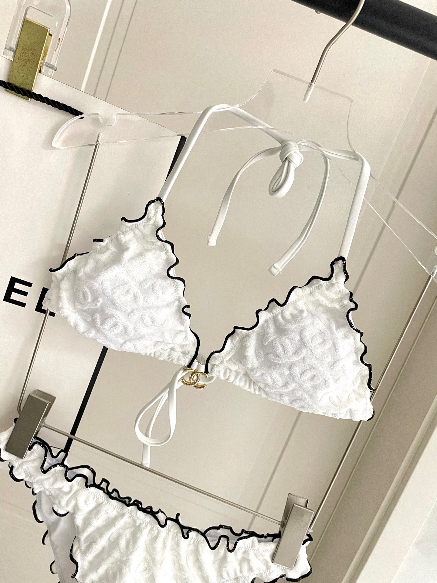  Chanel新款比基尼 暗纹 实物超仙 拍不出来的美 🥰🥰💐💐适合多种场景的游泳衣🏊‍♀️海边 游泳池