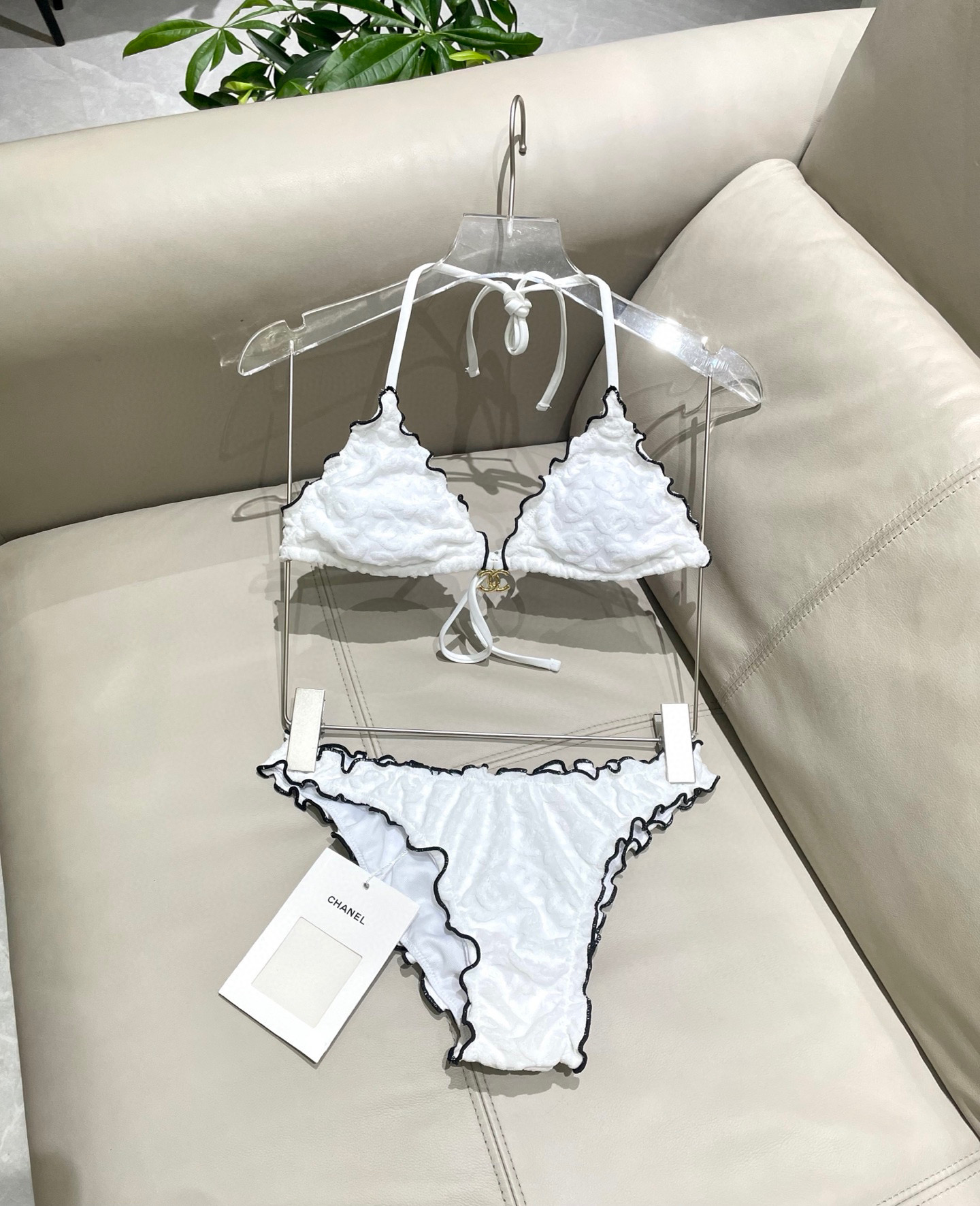  Chanel新款比基尼 暗纹 实物超仙 拍不出来的美 🥰🥰💐💐适合多种场景的游泳衣🏊‍♀️海边 游泳池