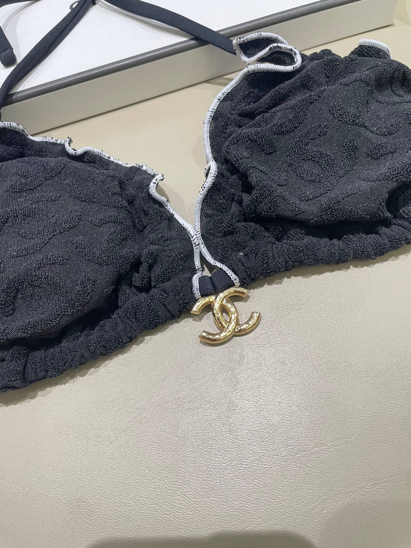  Chanel新款比基尼 暗纹 实物超仙 拍不出来的美 🥰🥰💐💐适合多种场景的游泳衣🏊‍♀️海边 游泳池