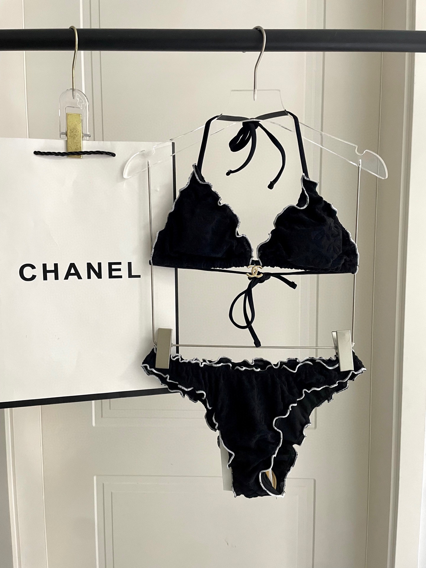  Chanel新款比基尼 暗纹 实物超仙 拍不出来的美 🥰🥰💐💐适合多种场景的游泳衣🏊‍♀️海边 游泳池