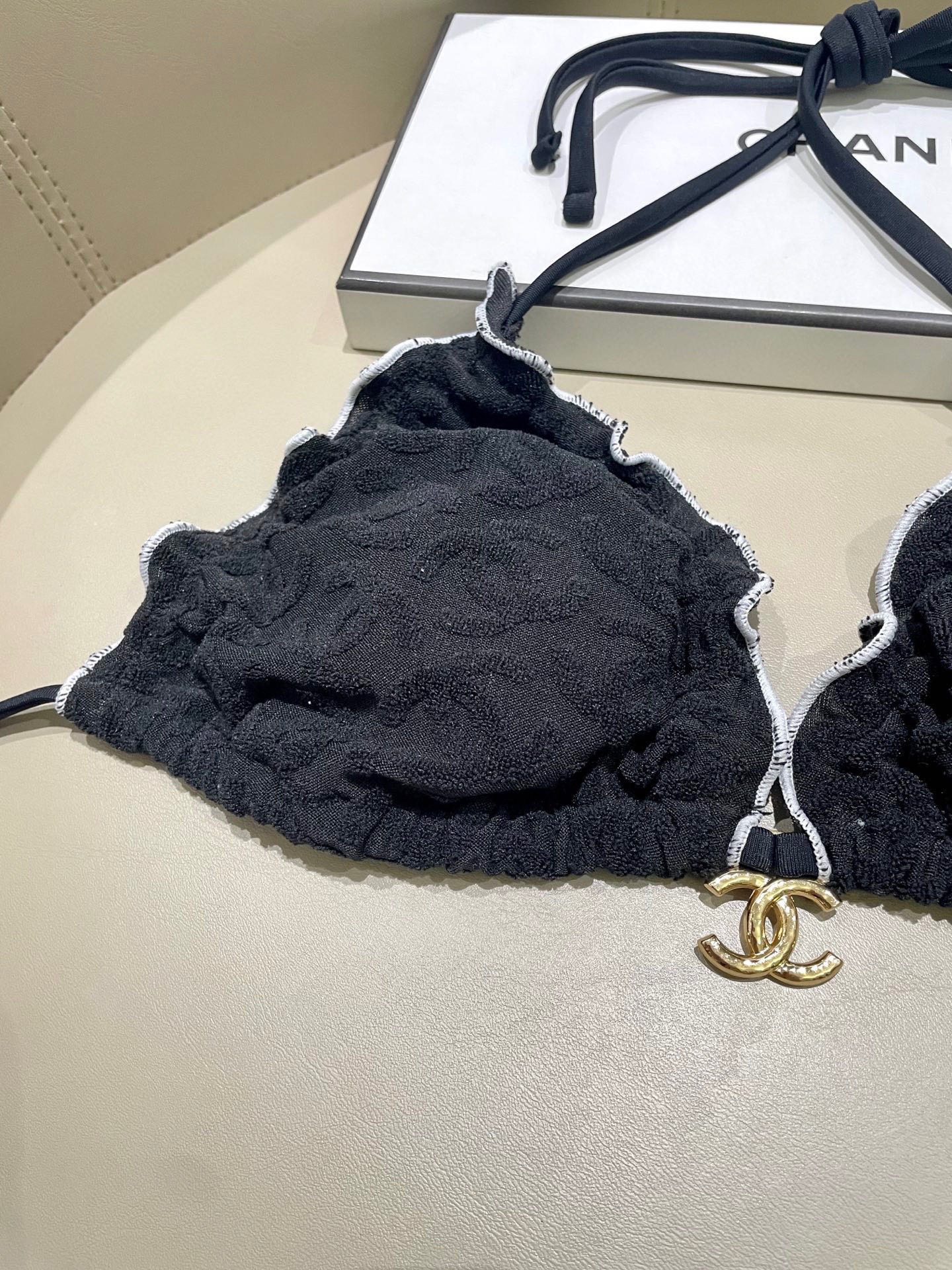  Chanel新款比基尼 暗纹 实物超仙 拍不出来的美 🥰🥰💐💐适合多种场景的游泳衣🏊‍♀️海边 游泳池