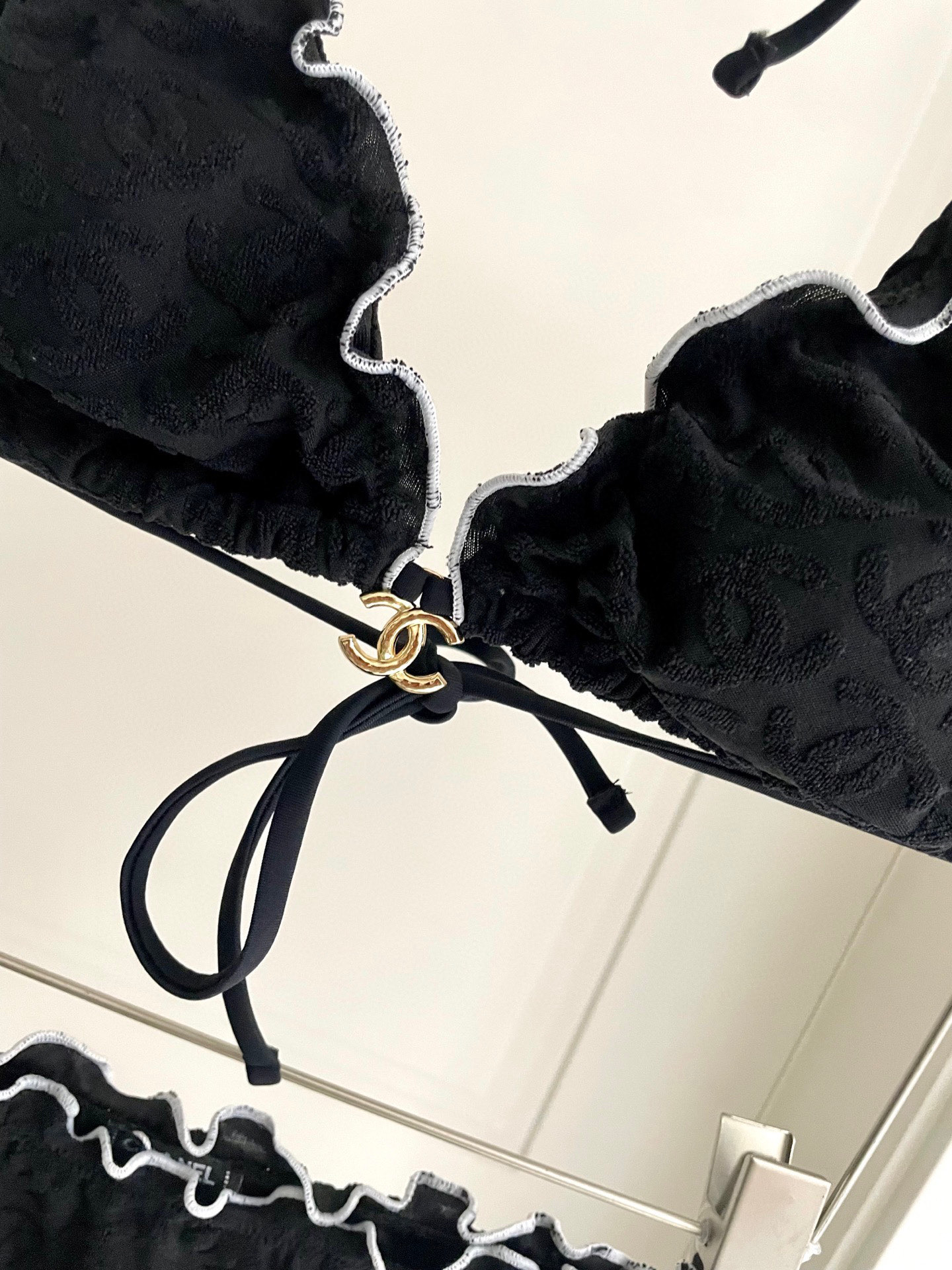  Chanel新款比基尼 暗纹 实物超仙 拍不出来的美 🥰🥰💐💐适合多种场景的游泳衣🏊‍♀️海边 游泳池