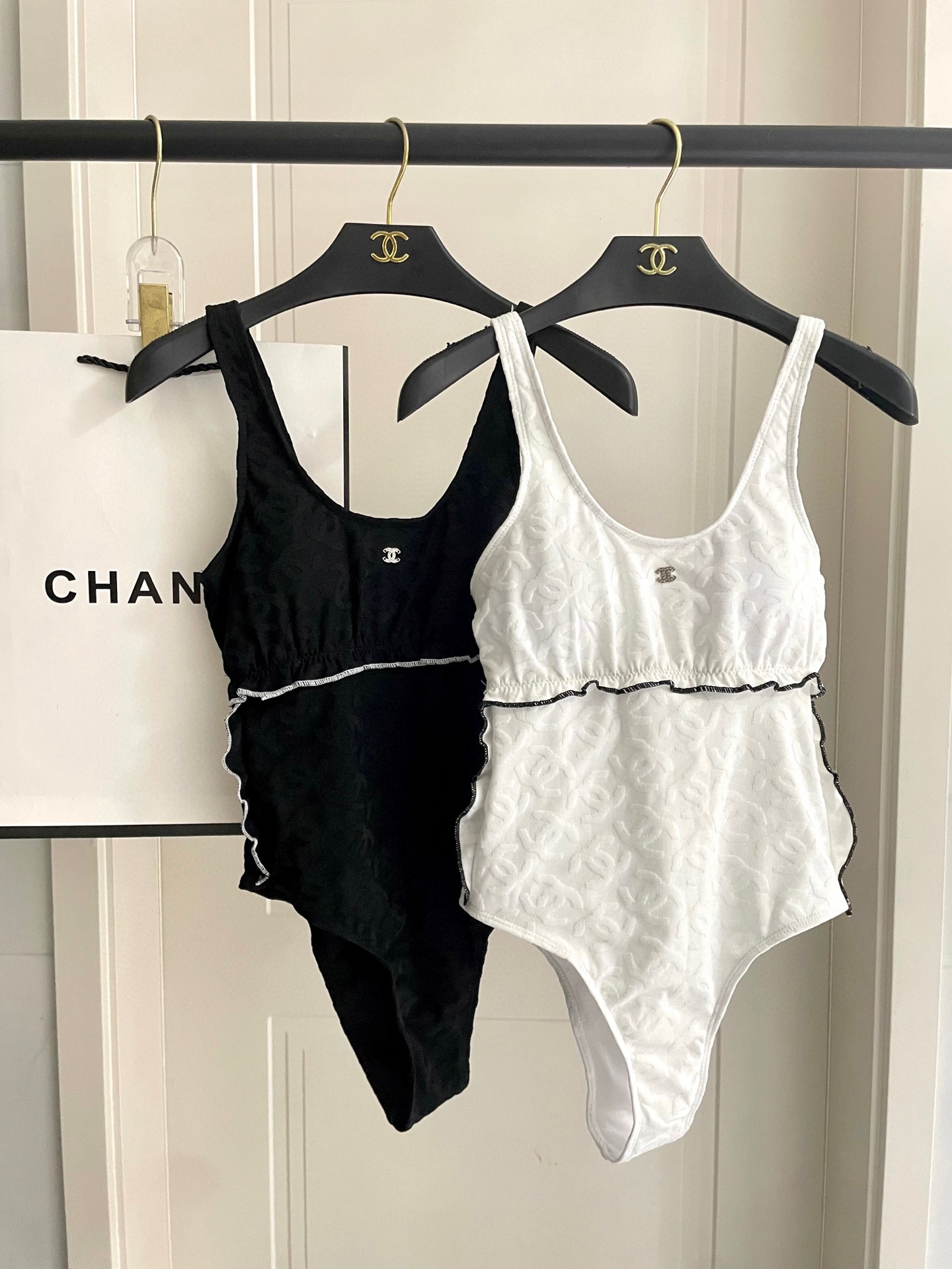  Chanel新款提花连体体式泳衣👙❤️😍🥰适合多种场景的游泳衣🏊‍♀️海边 游泳池 温泉 水上乐园 漂