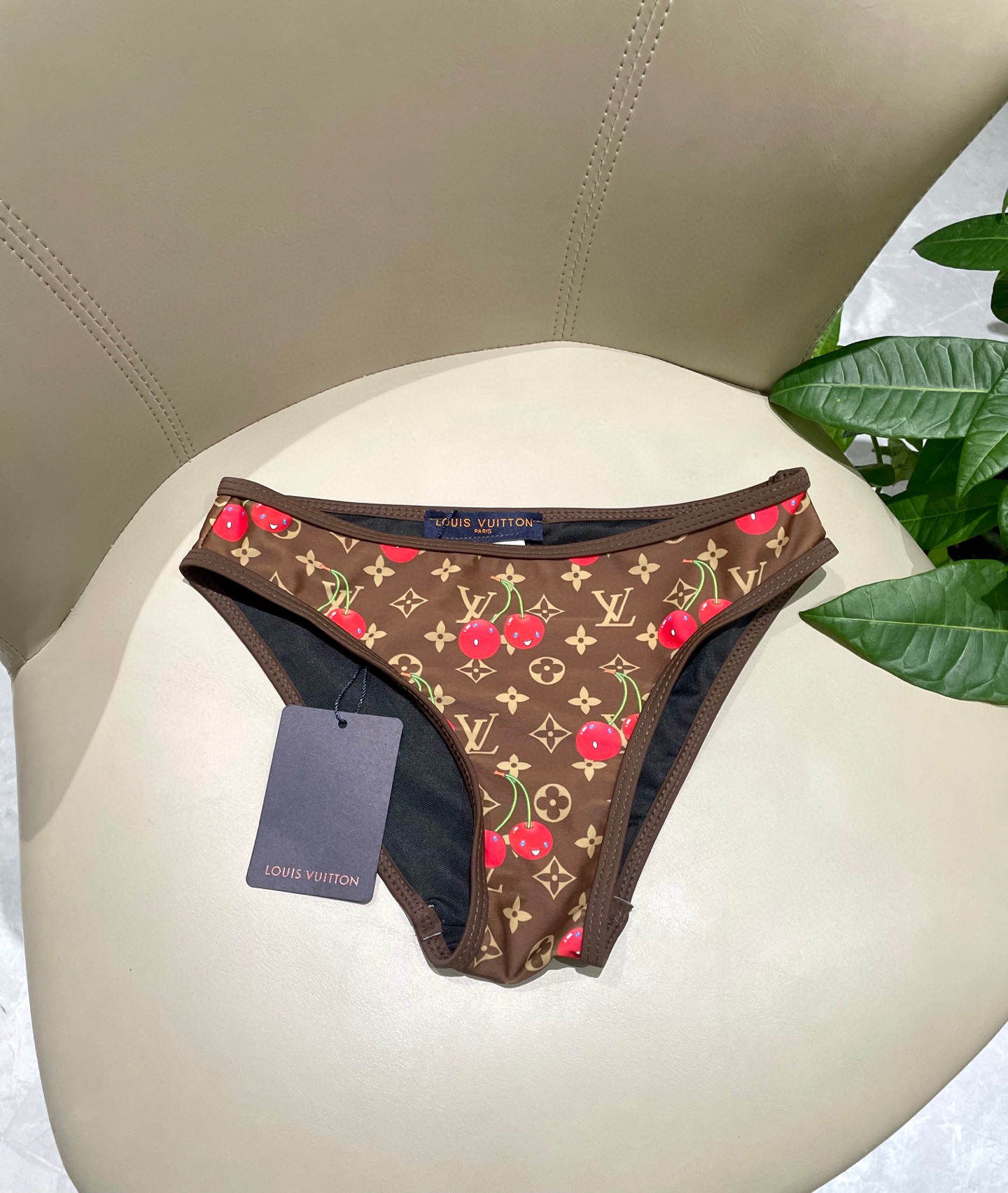  Lv新款比基尼😍🥰适合多种场景的游泳衣🏊‍♀️海边 游泳池 温泉 水上乐园 漂流都可以😌内搭也完全可以