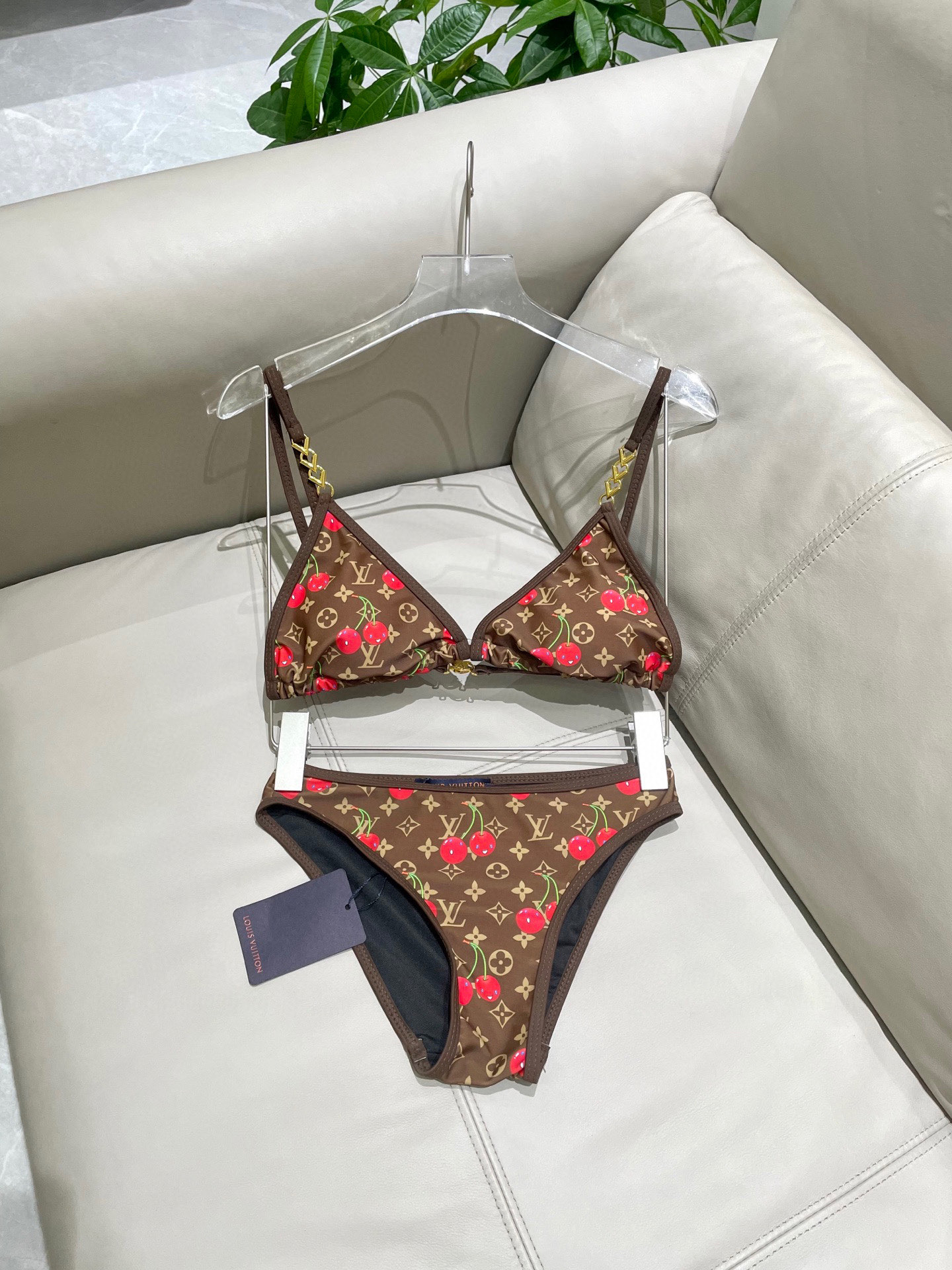  Lv新款比基尼😍🥰适合多种场景的游泳衣🏊‍♀️海边 游泳池 温泉 水上乐园 漂流都可以😌内搭也完全可以
