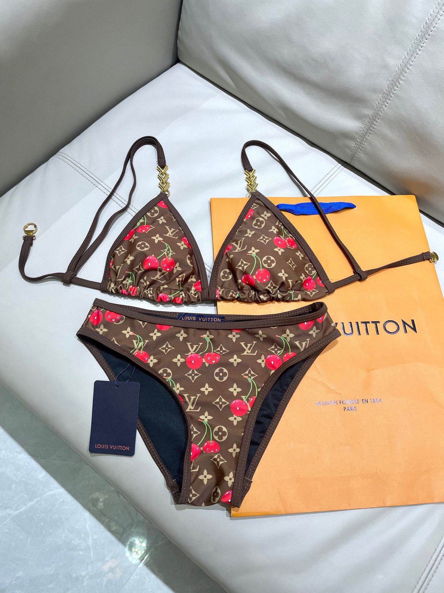  Lv新款比基尼😍🥰适合多种场景的游泳衣🏊‍♀️海边 游泳池 温泉 水上乐园 漂流都可以😌内搭也完全可以