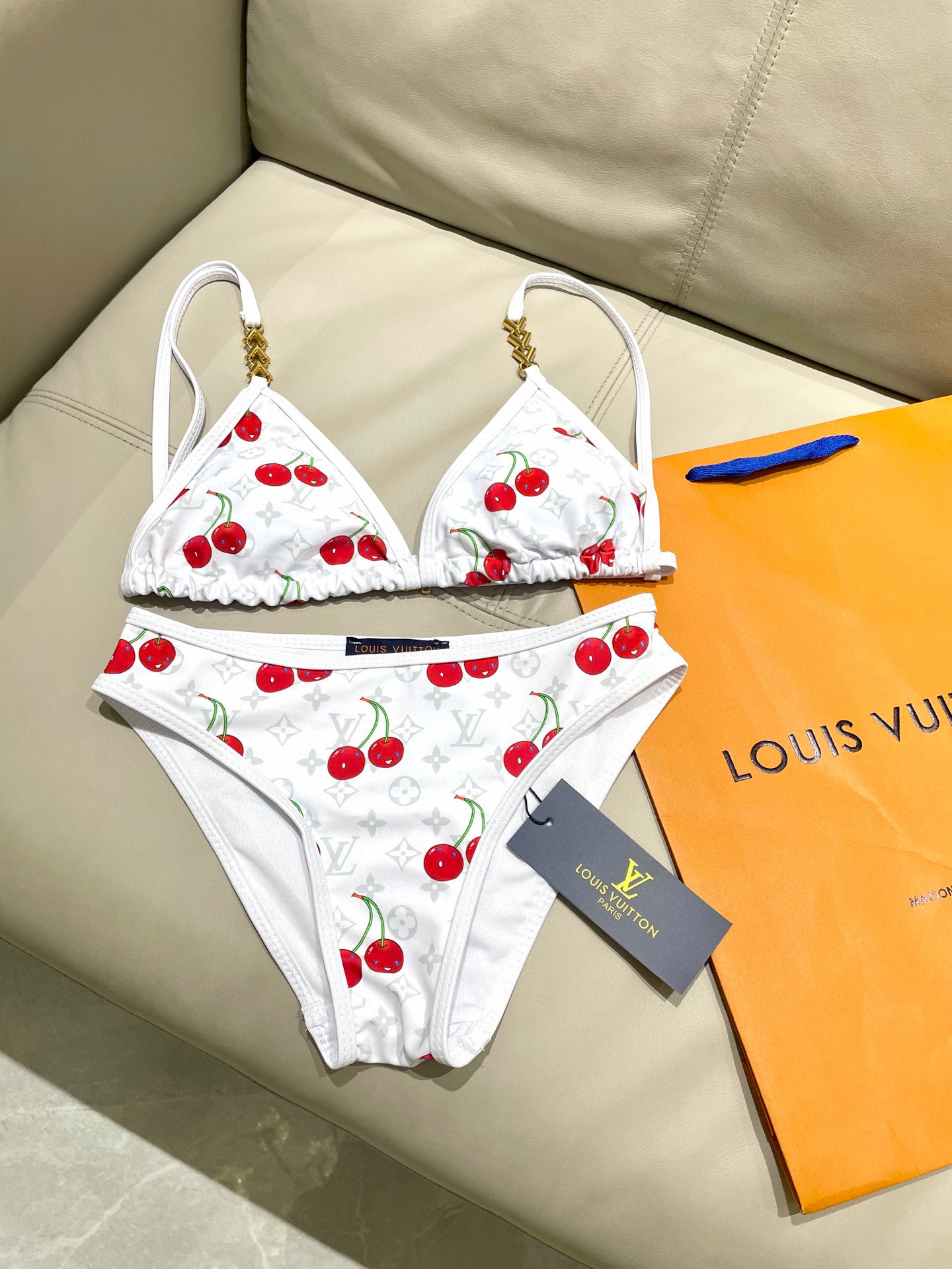  Lv新款比基尼😍🥰适合多种场景的游泳衣🏊‍♀️海边 游泳池 温泉 水上乐园 漂流都可以😌内搭也完全可以