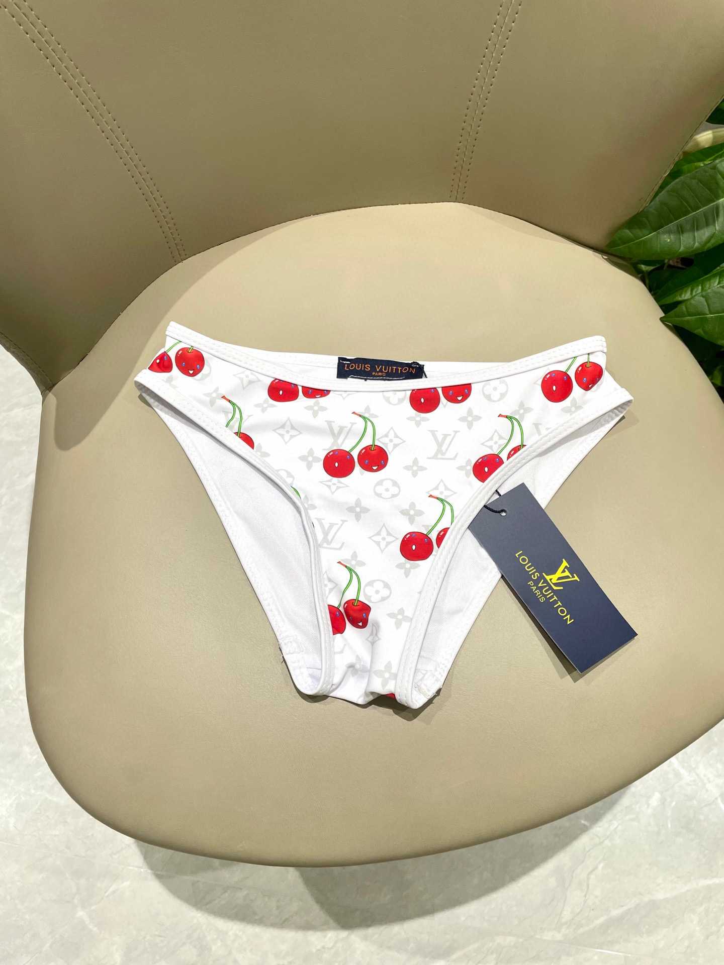  Lv新款比基尼😍🥰适合多种场景的游泳衣🏊‍♀️海边 游泳池 温泉 水上乐园 漂流都可以😌内搭也完全可以