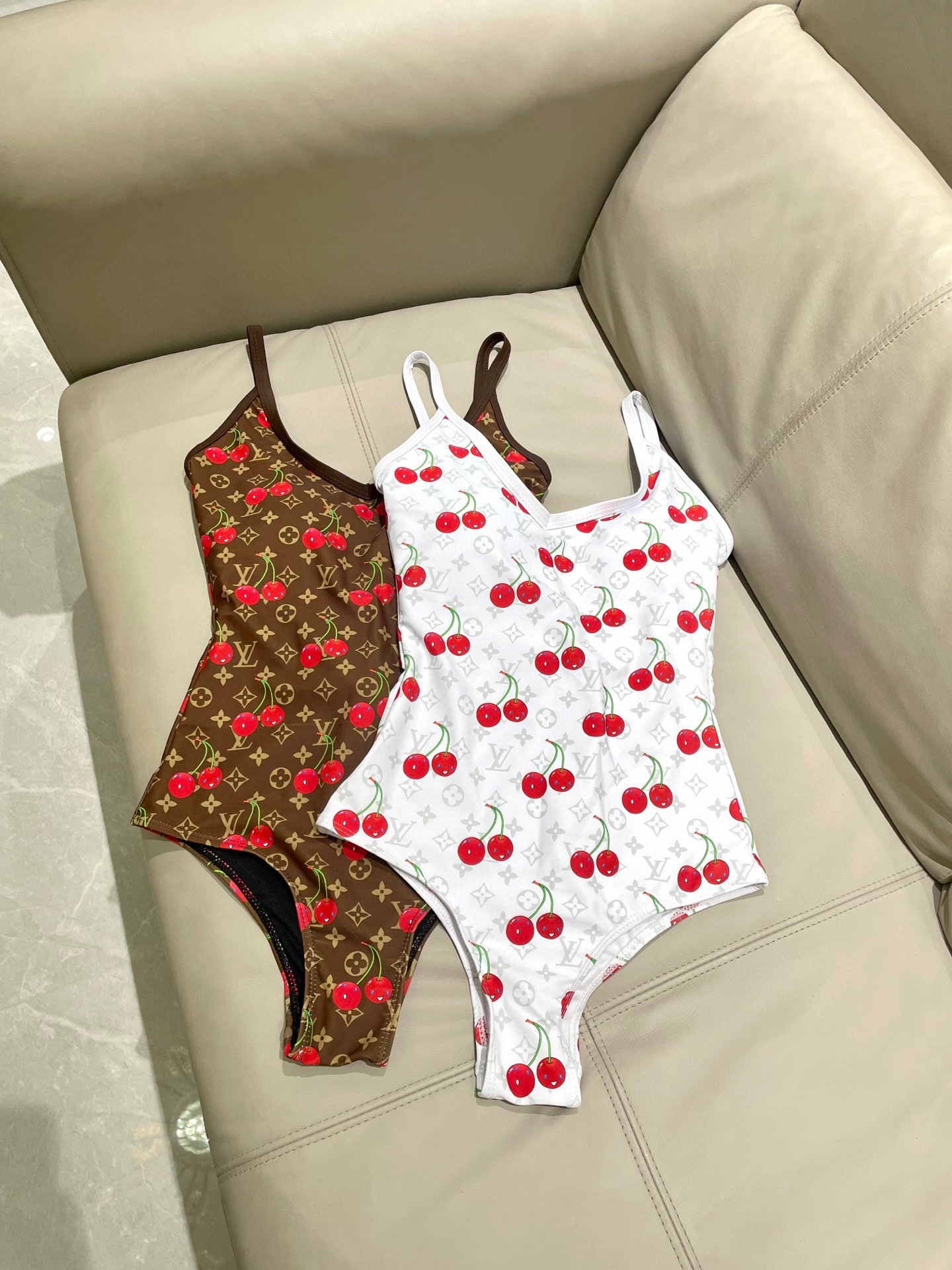  Lv新款😍🥰适合多种场景的游泳衣🏊‍♀️海边 游泳池 温泉 水上乐园 漂流都可以😌内搭也完全可以 连体