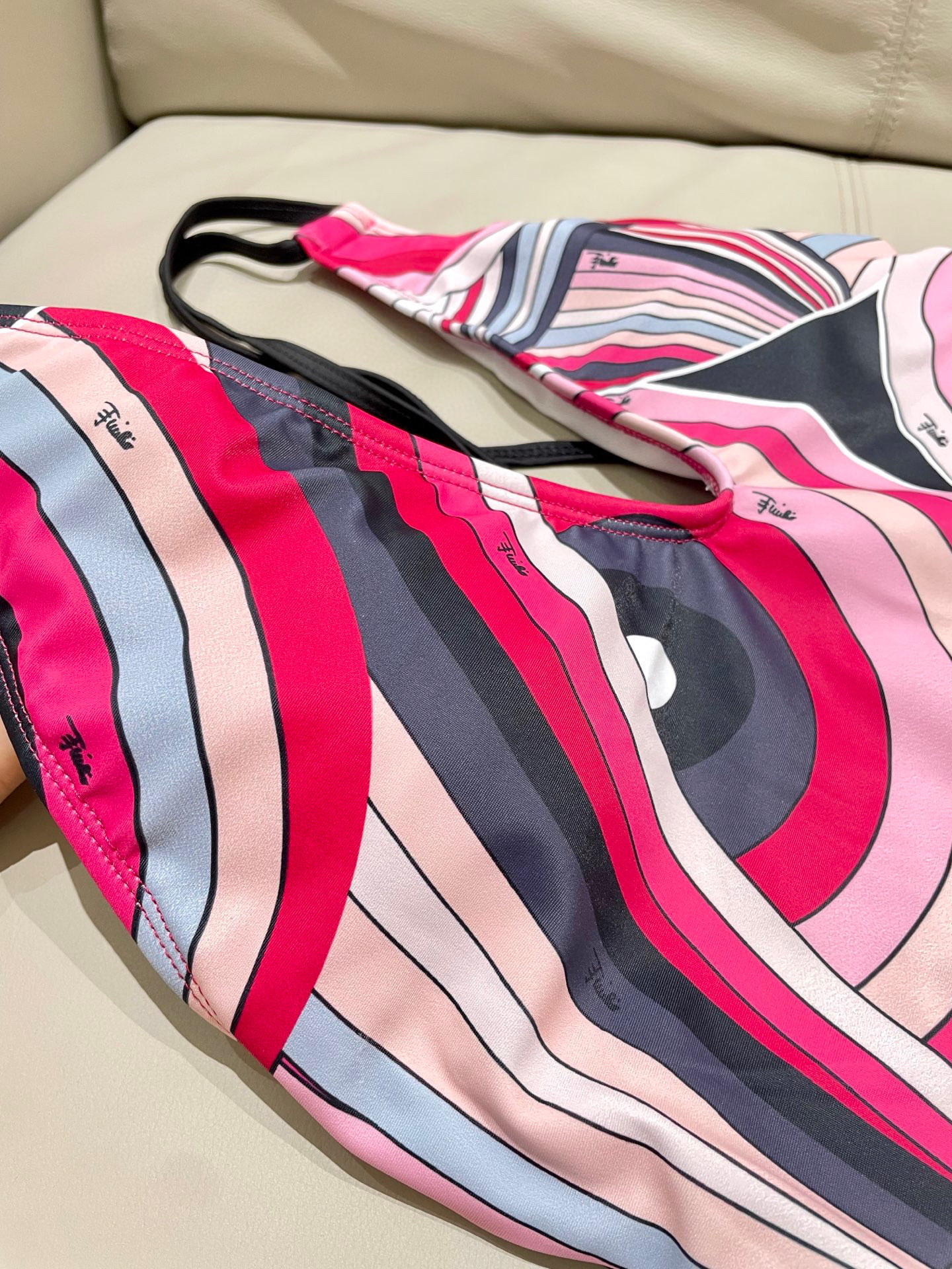  潮牌PUCCI专柜新款😍🥰适合多种场景的游泳衣🏊‍♀️海边 游泳池 温泉 水上乐园 漂流都可以😌内搭也