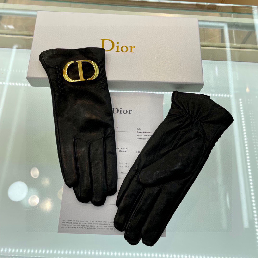 Dior最新🎀全触屏手套，采用进口山羊皮🐏，女人味十足 推荐款 🐰🌹，内里加绒带起来既舒适又保暖  码
