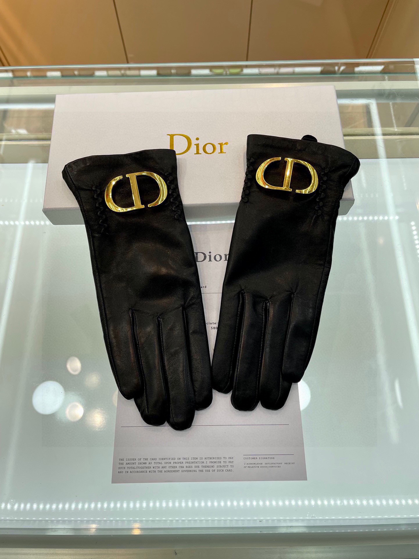  Dior最新🎀全触屏手套，采用进口山羊皮🐏，女人味十足 推荐款 🐰🌹，内里加绒带起来既舒适又保暖  码