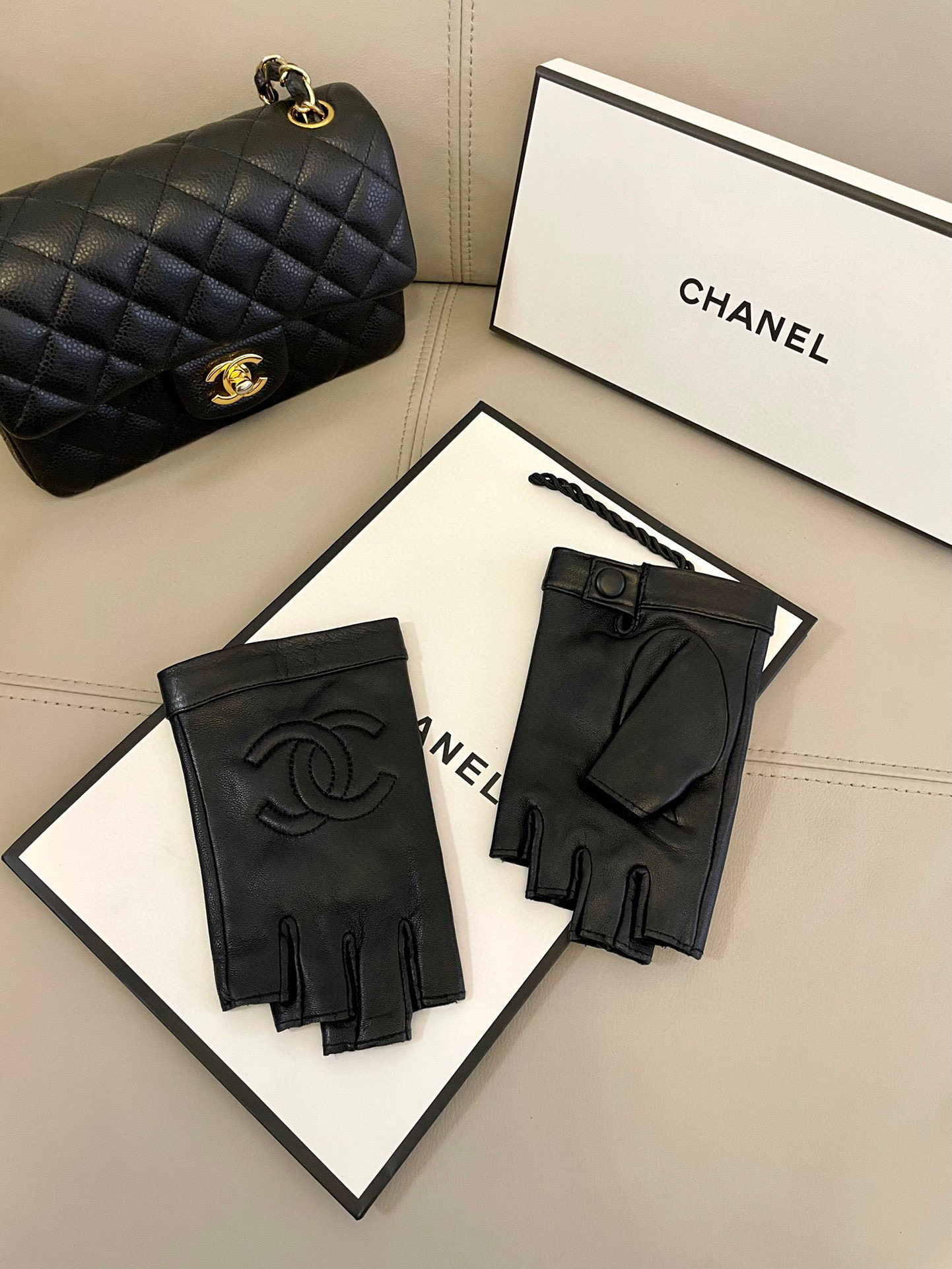  香奈儿Chanel‼️欧洲新款🇫🇷【顶级原单】女士高档半指手套 💁💁💁香奈儿御用手套 顶级做工💋任何细