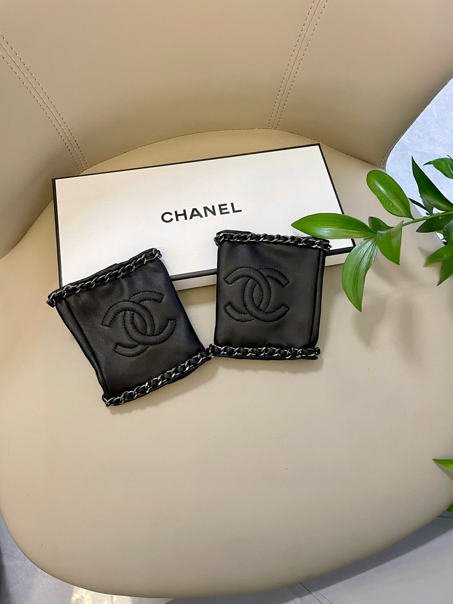   香奈儿Chanel‼️欧洲新款🇫🇷【顶级原单】女士高档半指手套 💁💁💁百分百选用进口羊皮 香奈儿御用