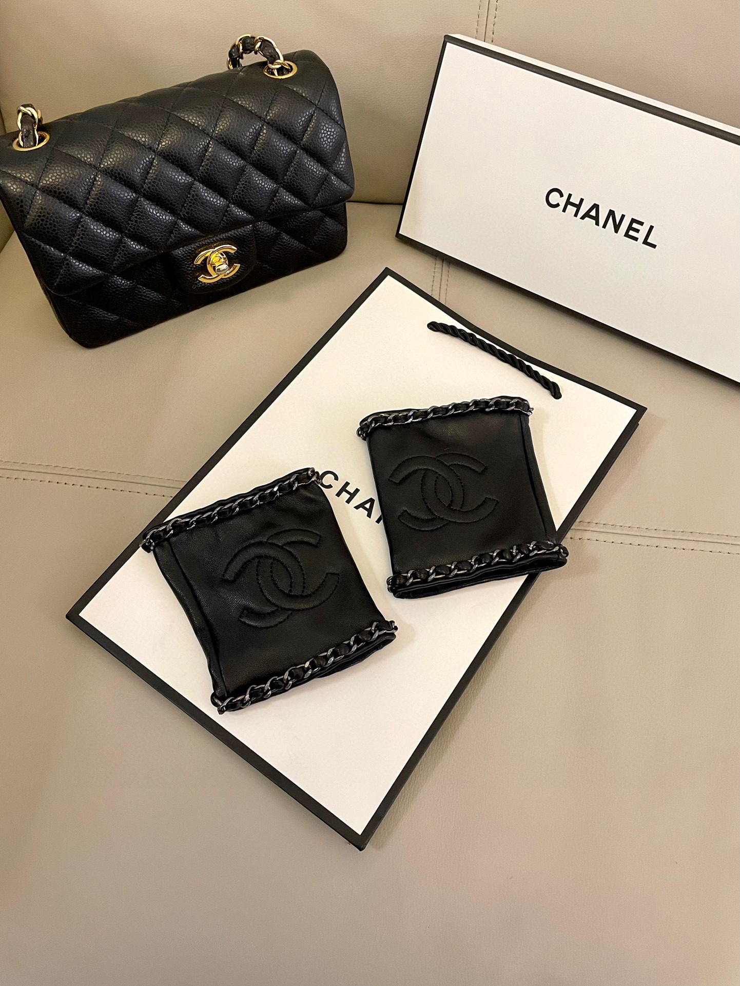   香奈儿Chanel‼️欧洲新款🇫🇷【顶级原单】女士高档半指手套 💁💁💁百分百选用进口羊皮 香奈儿御用