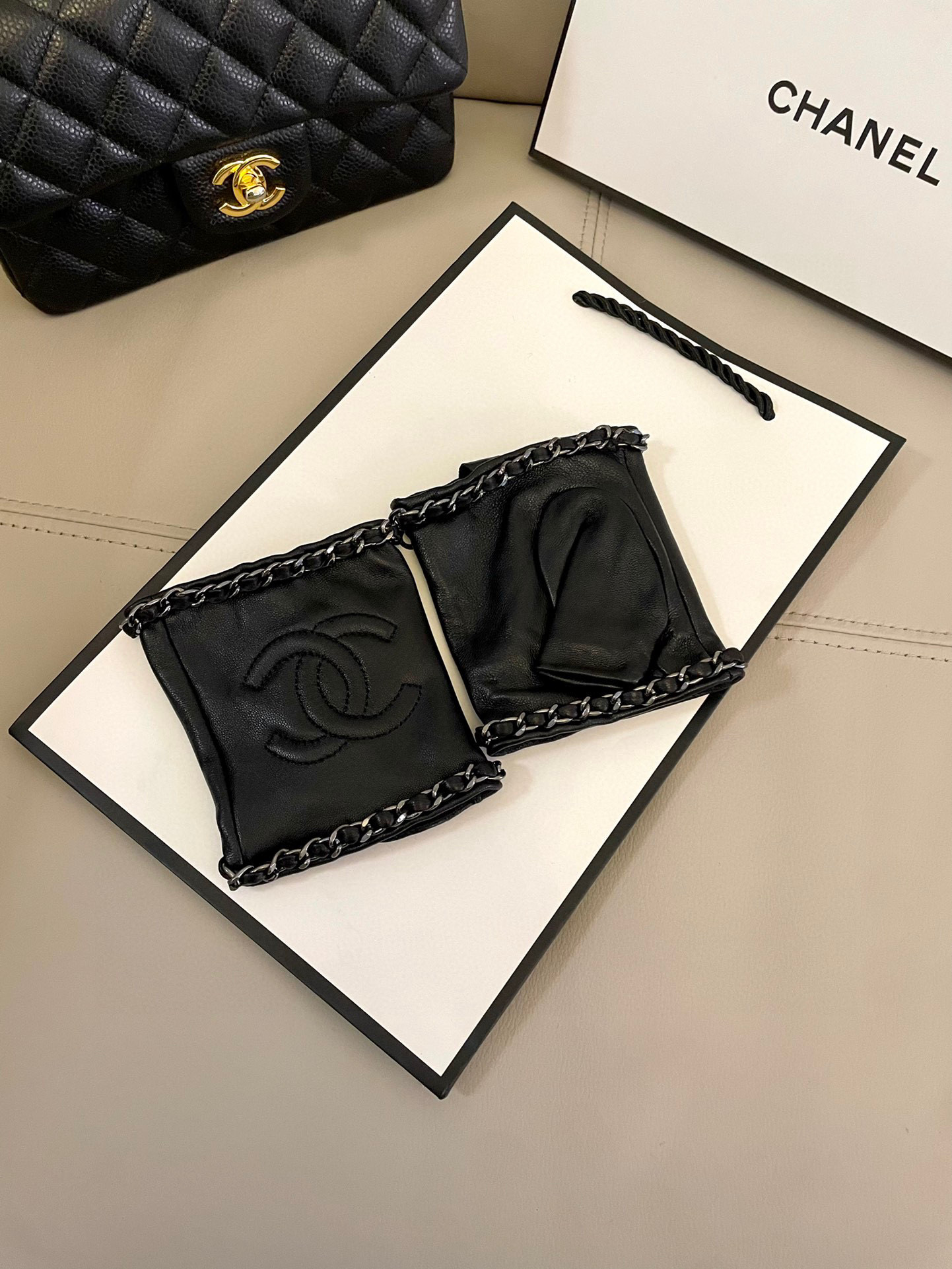   香奈儿Chanel‼️欧洲新款🇫🇷【顶级原单】女士高档半指手套 💁💁💁百分百选用进口羊皮 香奈儿御用