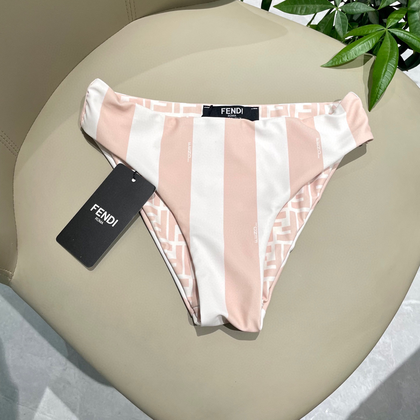  芬迪比基尼😍🥰适合多种场景的游泳衣🏊‍♀️海边 游泳池 温泉 水上乐园 漂流都可以😌内搭也完全可以 连