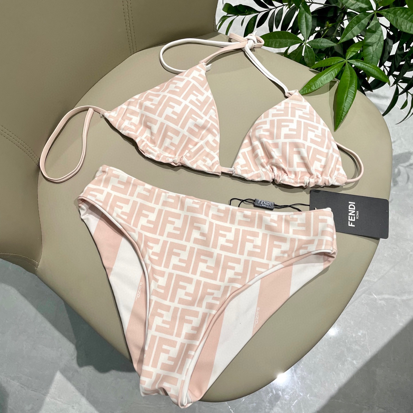  芬迪比基尼😍🥰适合多种场景的游泳衣🏊‍♀️海边 游泳池 温泉 水上乐园 漂流都可以😌内搭也完全可以 连