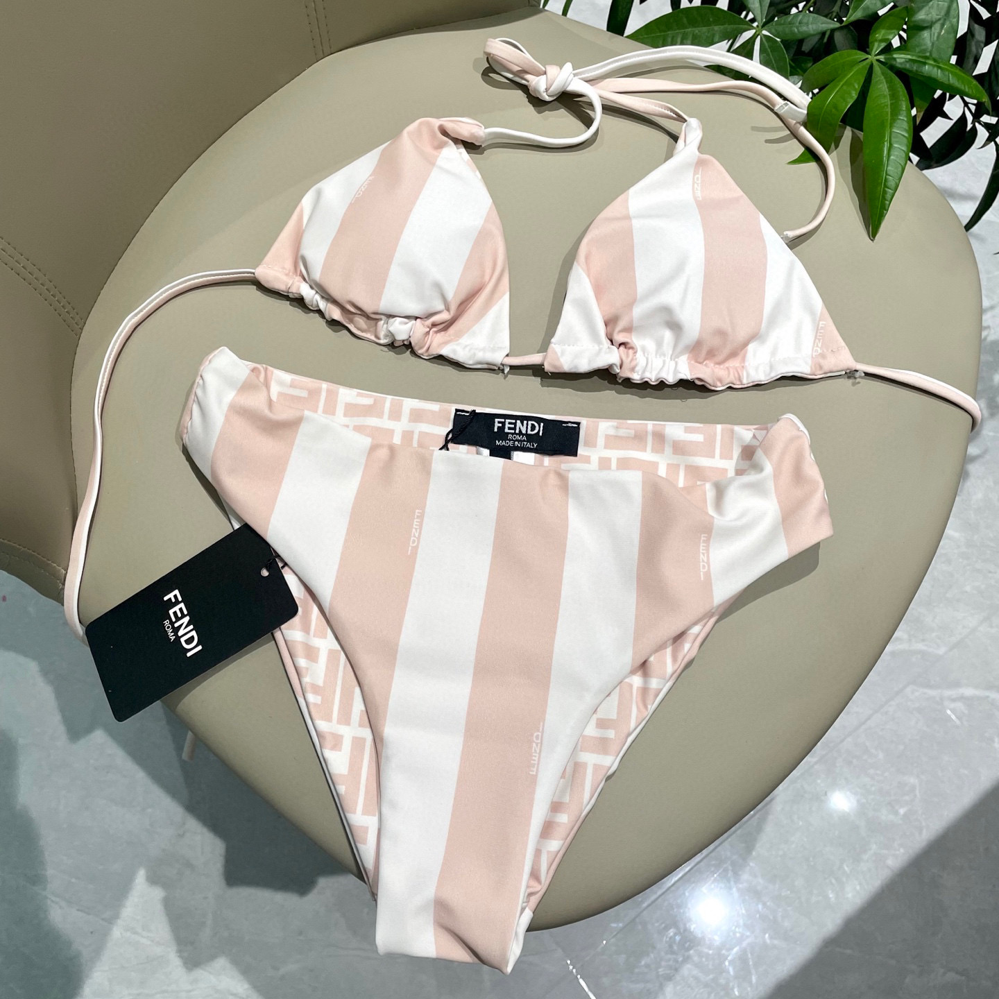  芬迪比基尼😍🥰适合多种场景的游泳衣🏊‍♀️海边 游泳池 温泉 水上乐园 漂流都可以😌内搭也完全可以 连