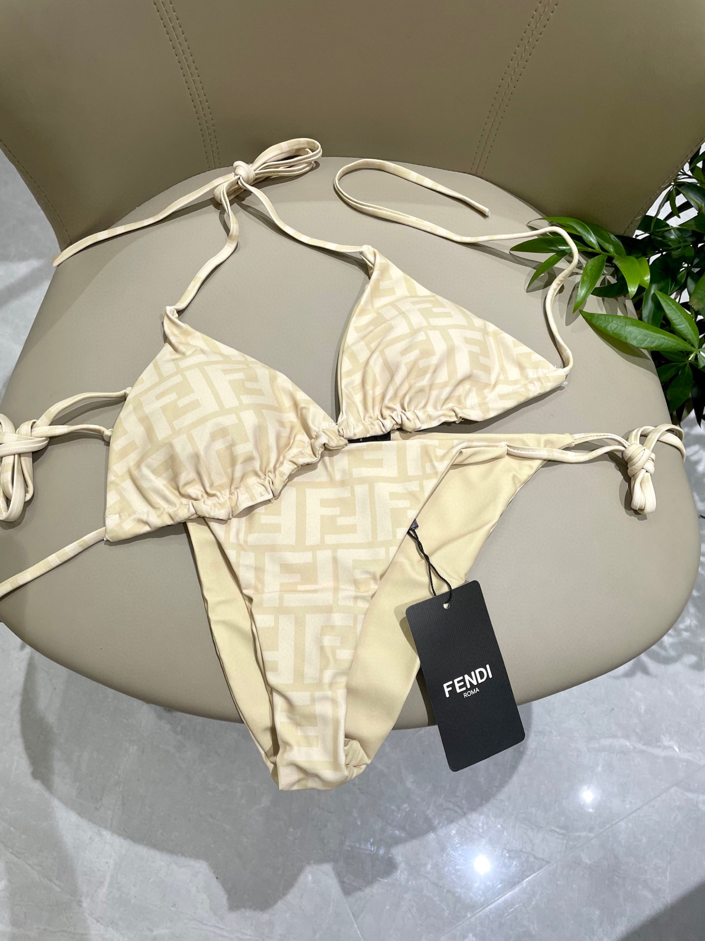  芬迪比基尼😍🥰适合多种场景的游泳衣🏊‍♀️海边 游泳池 温泉 水上乐园 漂流都可以😌内搭也完全可以 连