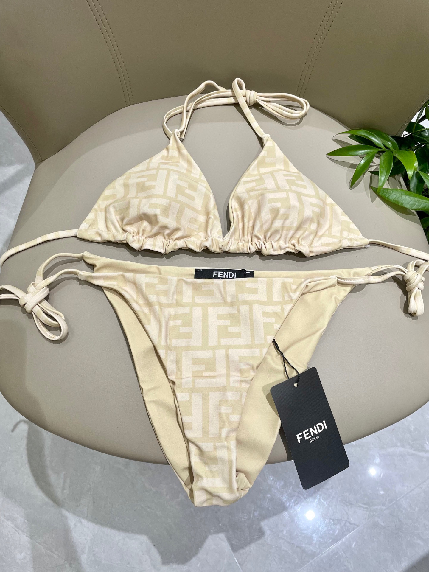  芬迪比基尼😍🥰适合多种场景的游泳衣🏊‍♀️海边 游泳池 温泉 水上乐园 漂流都可以😌内搭也完全可以 连
