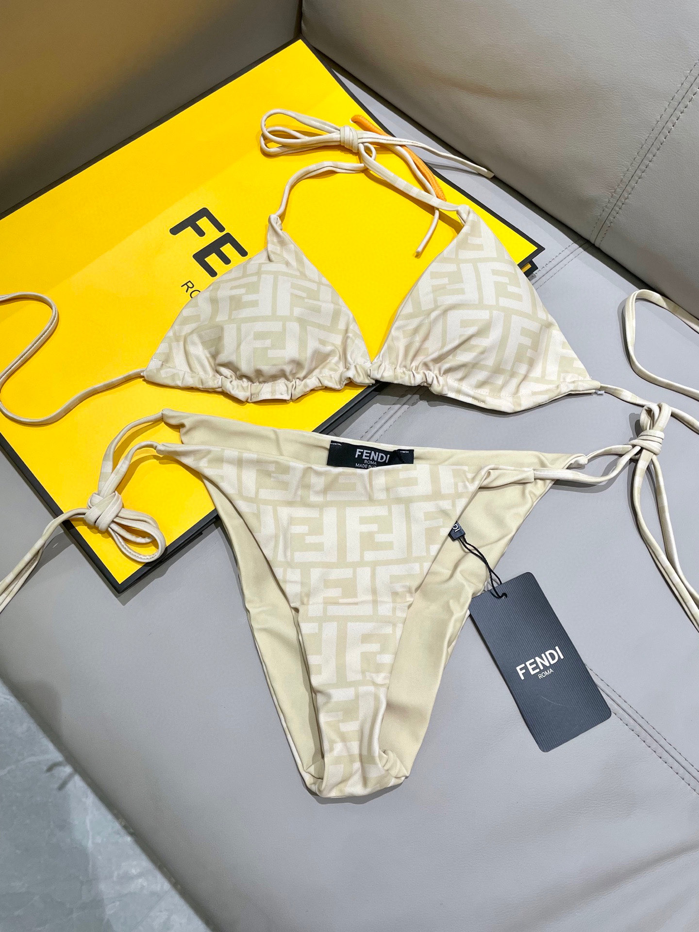  芬迪比基尼😍🥰适合多种场景的游泳衣🏊‍♀️海边 游泳池 温泉 水上乐园 漂流都可以😌内搭也完全可以 连