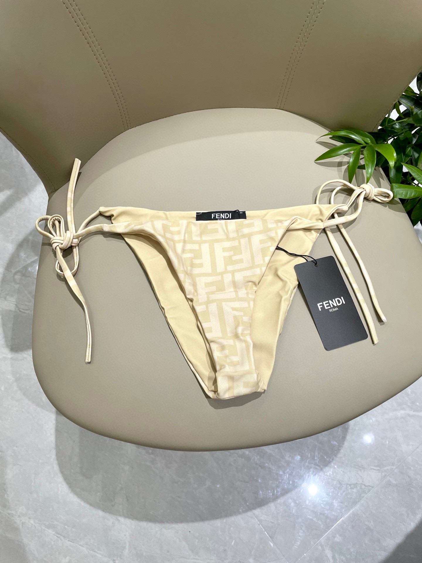  芬迪比基尼😍🥰适合多种场景的游泳衣🏊‍♀️海边 游泳池 温泉 水上乐园 漂流都可以😌内搭也完全可以 连