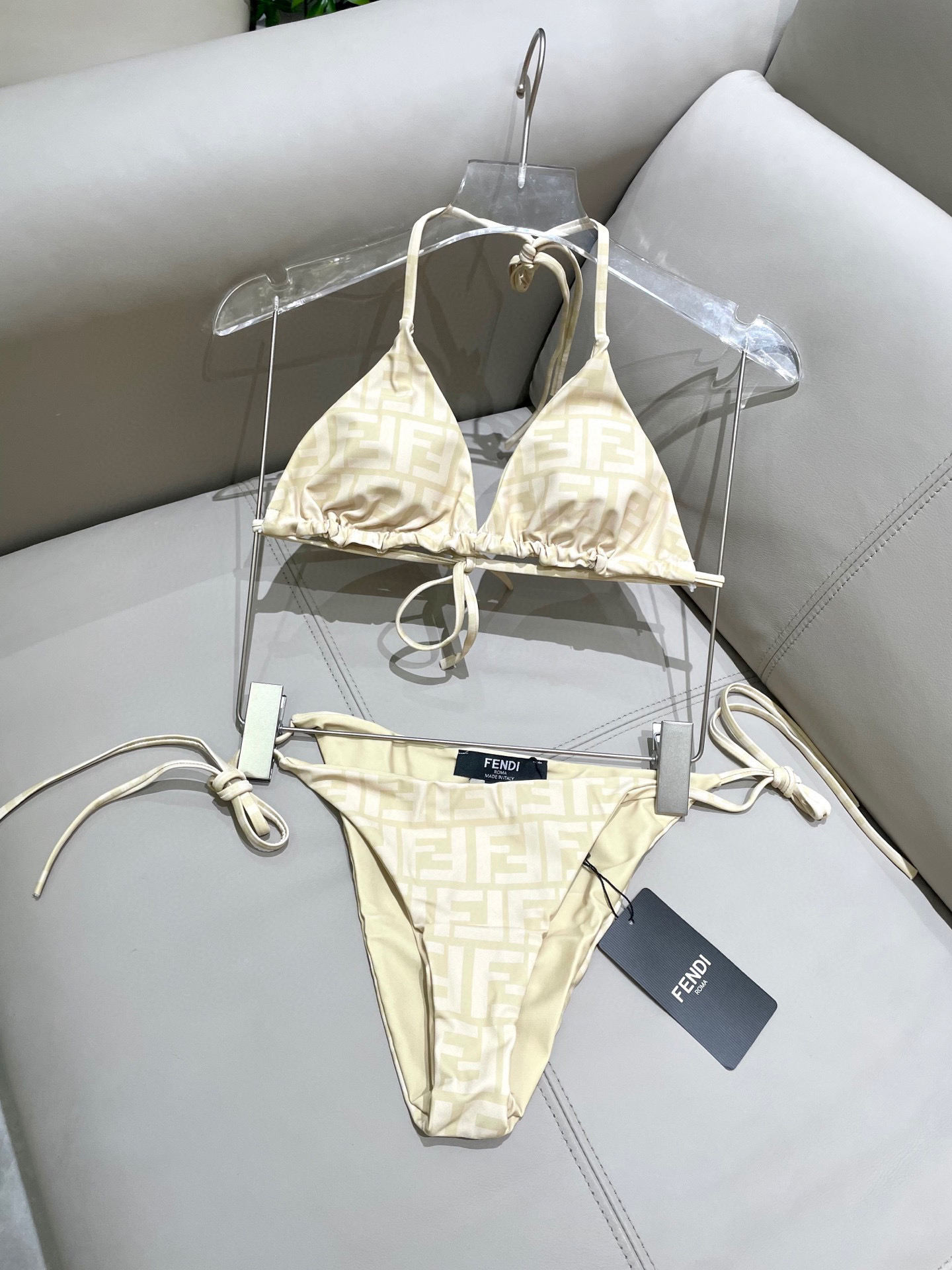 芬迪比基尼😍🥰适合多种场景的游泳衣🏊‍♀️海边 游泳池 温泉 水上乐园 漂流都可以😌内搭也完全可以 连