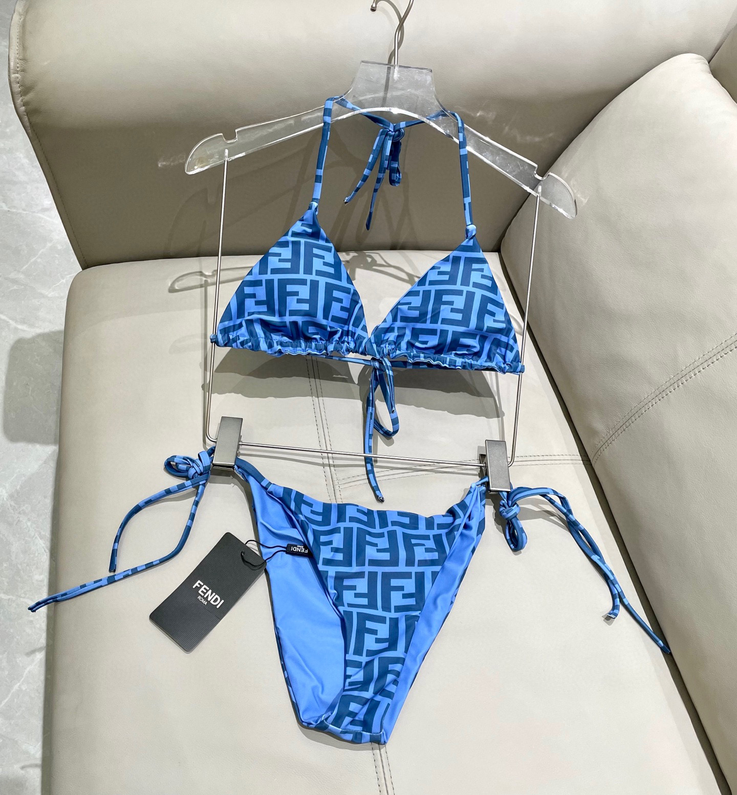  芬迪比基尼😍🥰适合多种场景的游泳衣🏊‍♀️海边 游泳池 温泉 水上乐园 漂流都可以😌内搭也完全可以 连