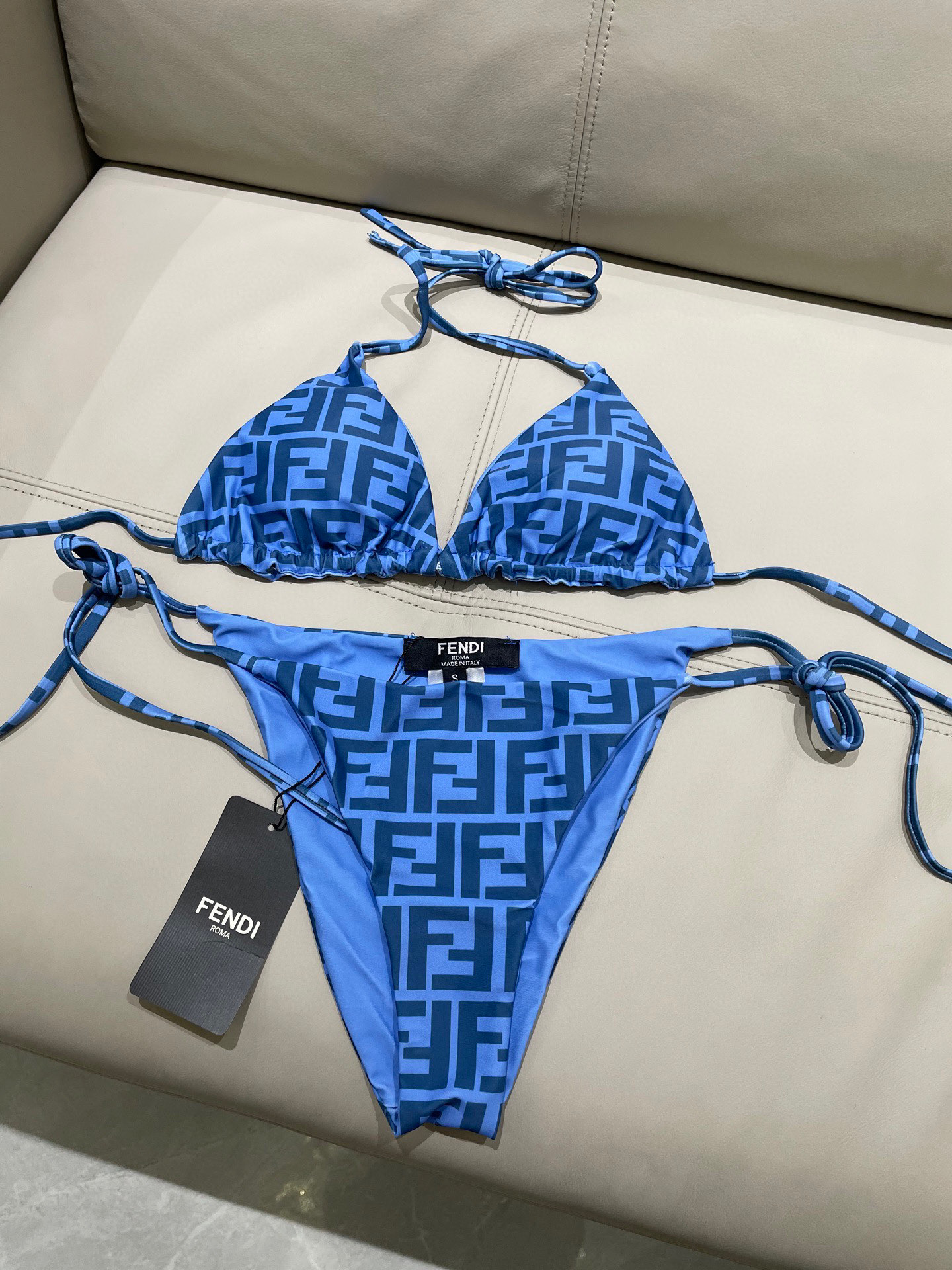  芬迪比基尼😍🥰适合多种场景的游泳衣🏊‍♀️海边 游泳池 温泉 水上乐园 漂流都可以😌内搭也完全可以 连