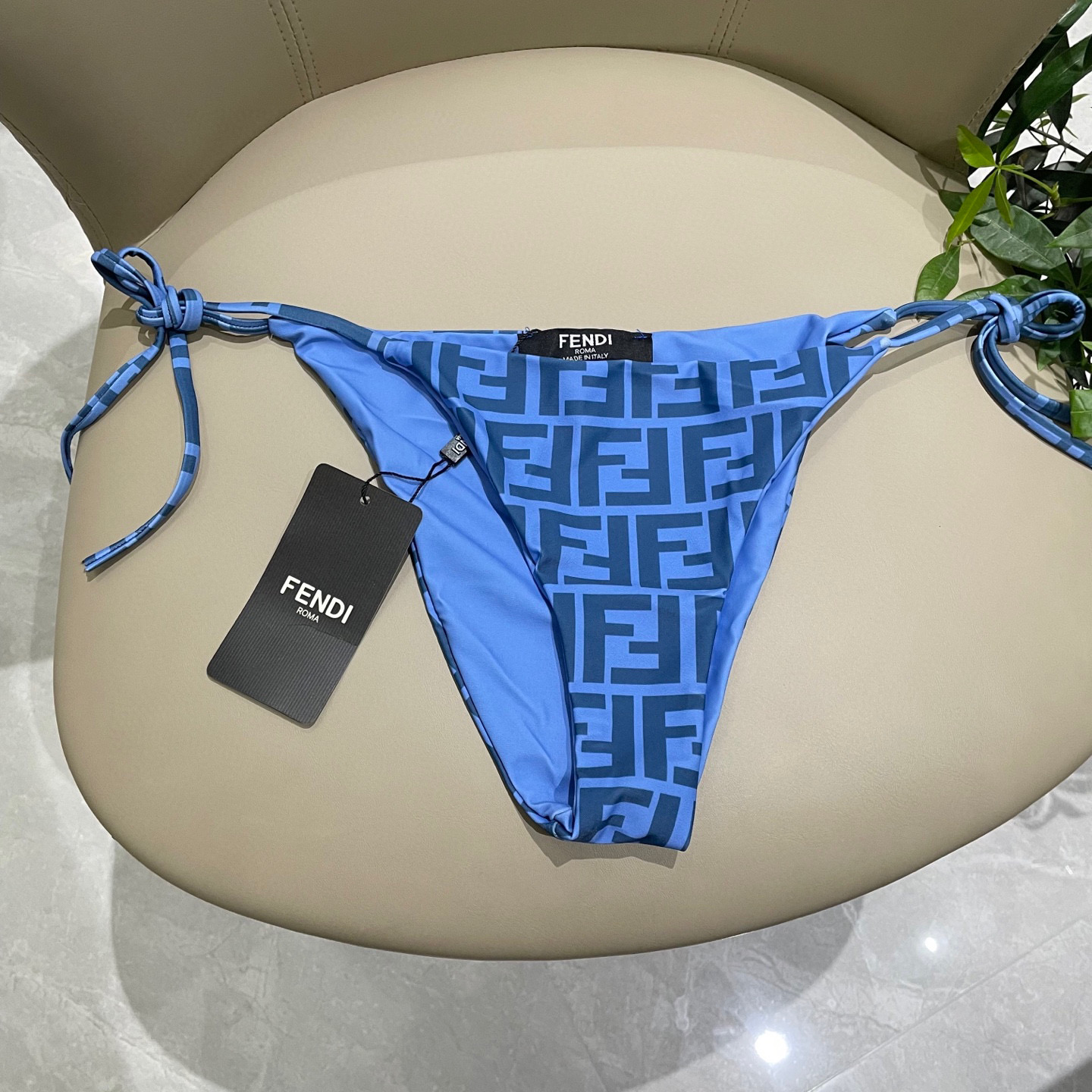  芬迪比基尼😍🥰适合多种场景的游泳衣🏊‍♀️海边 游泳池 温泉 水上乐园 漂流都可以😌内搭也完全可以 连