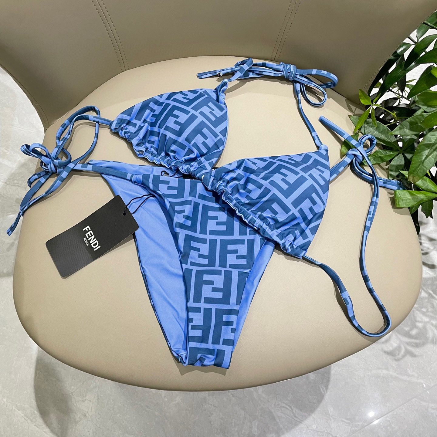  芬迪比基尼😍🥰适合多种场景的游泳衣🏊‍♀️海边 游泳池 温泉 水上乐园 漂流都可以😌内搭也完全可以 连