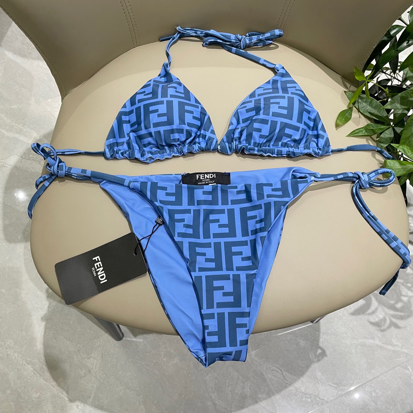  芬迪比基尼😍🥰适合多种场景的游泳衣🏊‍♀️海边 游泳池 温泉 水上乐园 漂流都可以😌内搭也完全可以 连